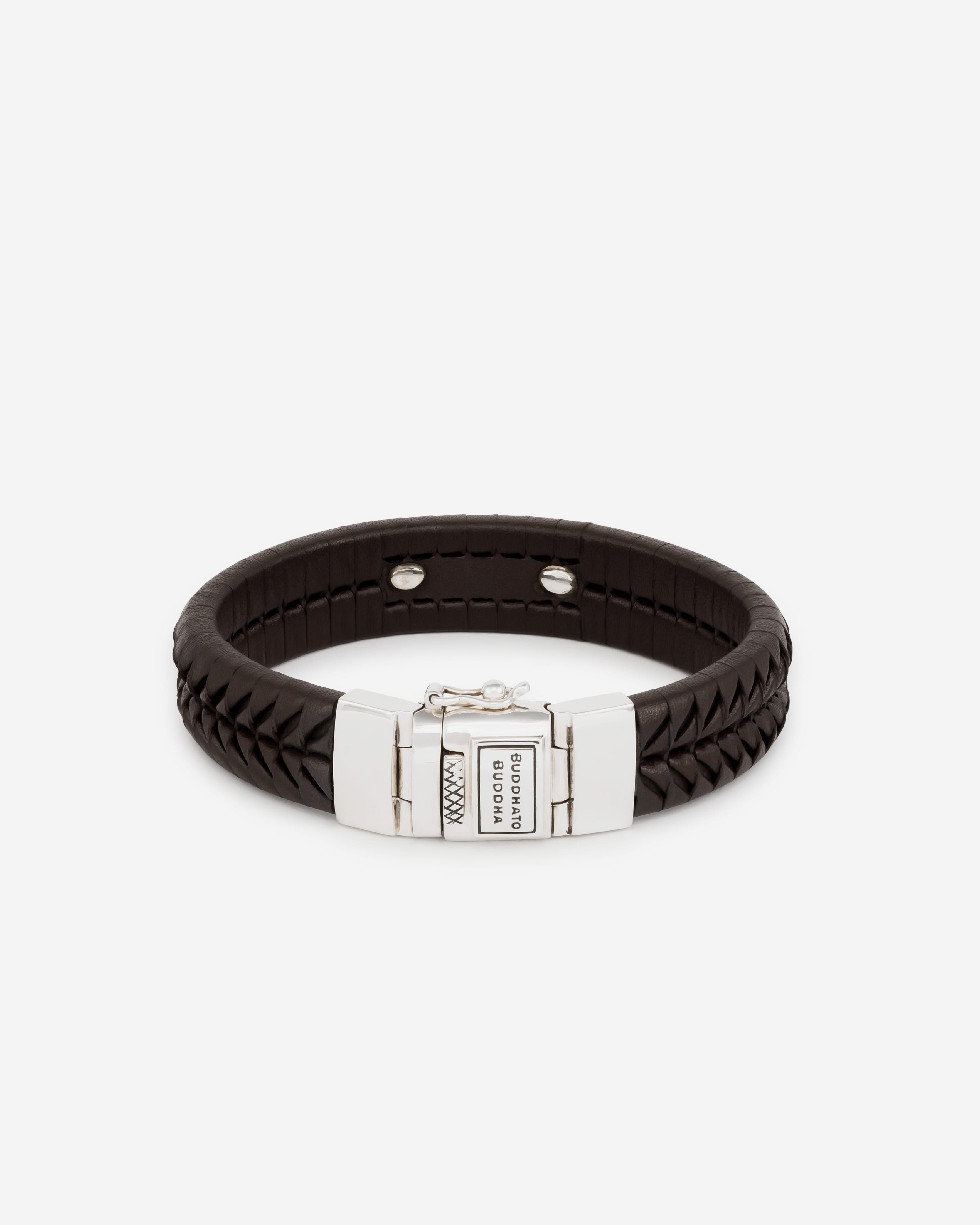 Een armband met ambachtelijke finesse, de Komang, vernoemd naar onze gewaardeerde Balinese meester in leerweven. Deze bruine leren armband straalt prachtige symmetrie uit met zorgvuldig vervaardigde details en een gerecycled zilveren sluiting. Met de hand gemaakt en tijdloos zoals alle Buddha to Buddha-sieraden.. Ontworpen in Amsterdam en met liefde vervaardigd in Zuidoost-Azië. Ga jij het leven vieren met deze armband?