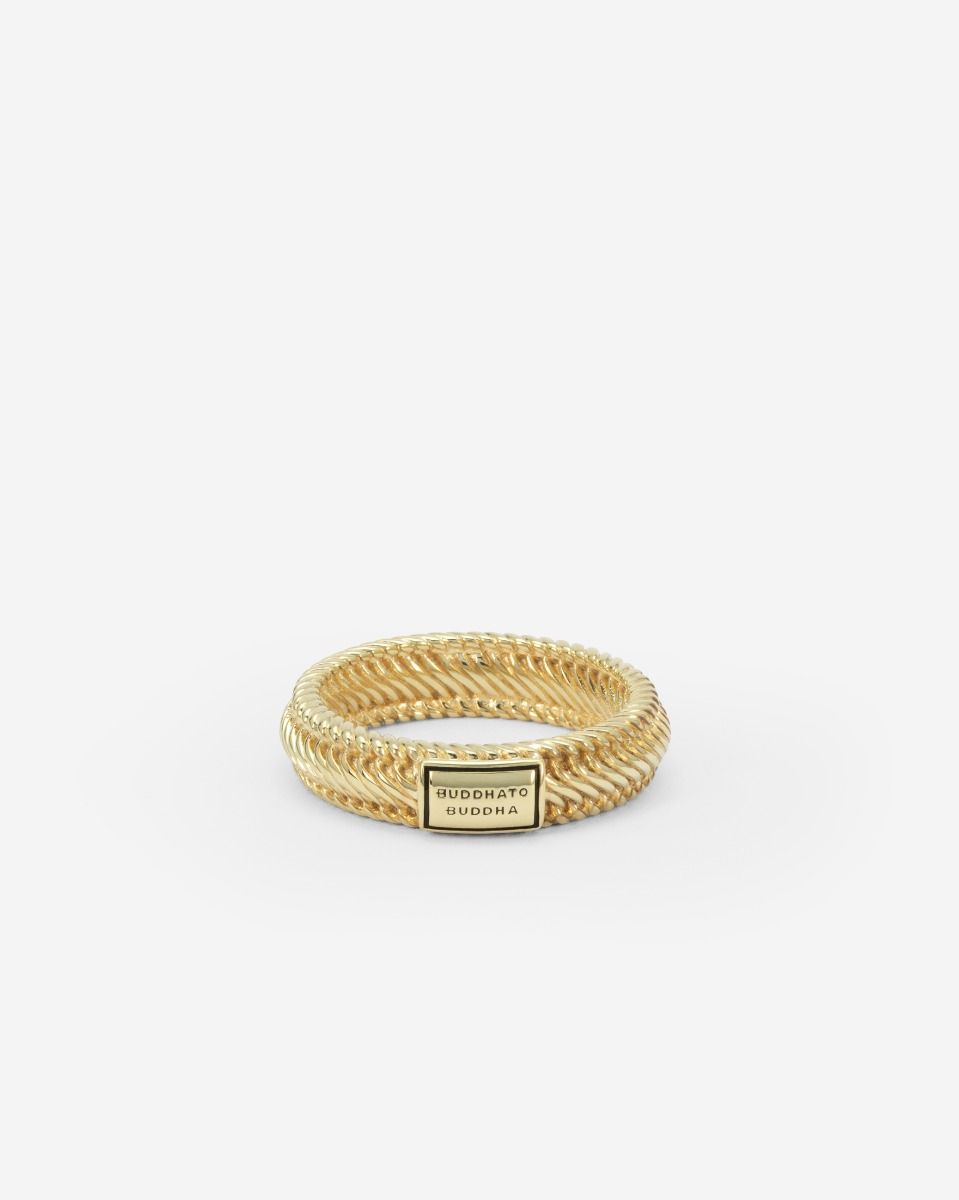 De Edwin collectie is een van de meest populaire ontwerpen en ook verkrijgbaar in de vorm van deze prachtige ring. De Edwin Mini Ring is gedetailleerd met een krachtige uitstraling. Met zijn fijne textuur en breedte is deze ring geschikt voor iedereen. Ontworpen in Amsterdam en handgemaakt in Zuid-Oost Azië van gerecycled zilver met een premium gold plating (3.0 micron dik). De plating is gemiddeld 5 maal dikker dan reguliere gold plated items. Ethiek en esthetiek smelten samen in dit product om een leven lang mee te gaan