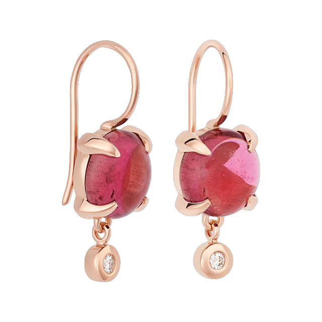 De Bron Catch oorhangers 8OR4878RTCBR combineren een zachte roze toermalijn cabochon met een sprankelende diamant eronder. Het elegante haakje valt nét onder het oor en geeft een speels, verfijnd effect. Gemaakt van 18 karaat roségoud en prachtig te personaliseren. Liever een andere kleur goud of edelsteen? Dat is mogelijk.