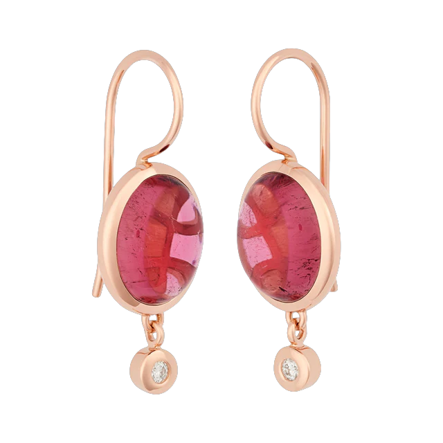 Subtiele luxe in een uitzonderlijk paar oorhangers: de Bron 8OR4862RTCBR combineert zachte roze toermalijnen met speelse diamanten. Het tijdloze ontwerp van 18 karaat roségoud benadrukt de elegantie van de edelstenen met ongeëvenaarde eenvoud. Een exclusief sieraad met beperkte beschikbaarheid voor wie iets bijzonders zoekt.