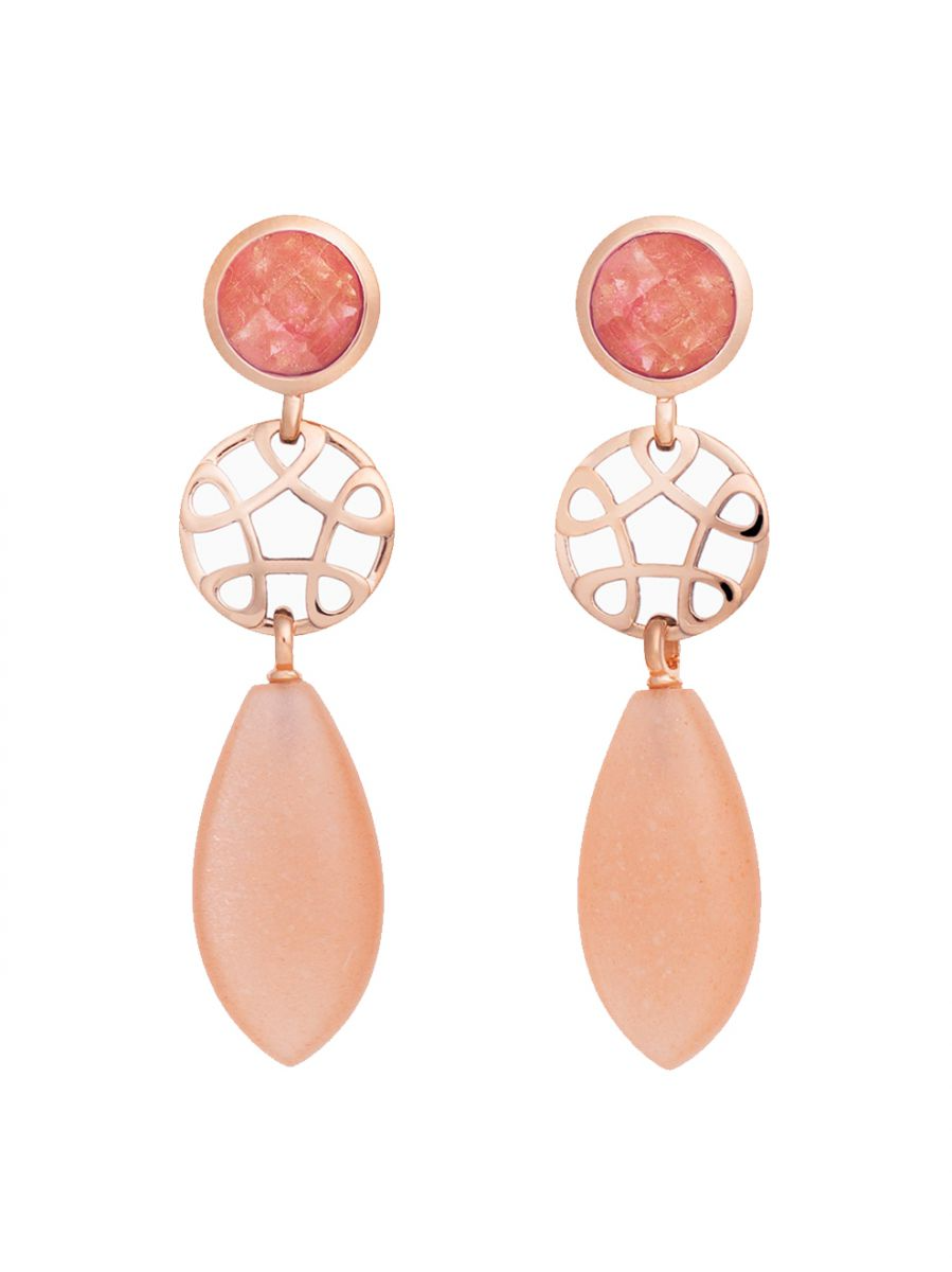 Subtiel en teer, de Bron 8OR4819SASMS oorhangers combineren schaakbord geslepen pastel saffier met caramelkleurige maansteen. Gemaakt van 18 karaat roségoud, deze elegante oorhangers creëren een dromerige, verfijnde uitstraling. Perfect om je look een luxe en zachte touch te geven, solo of in combinatie met andere Bron-sieraden.