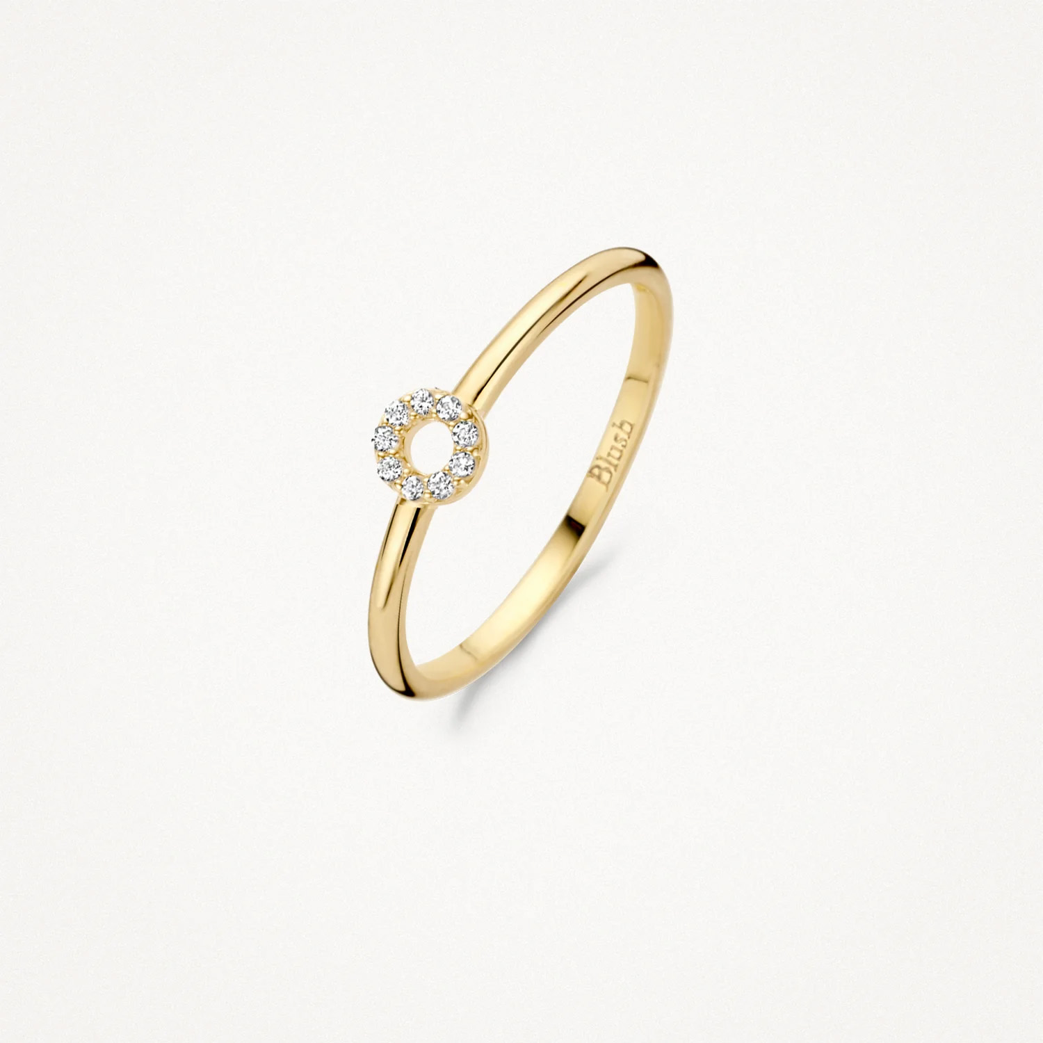 De Geel gouden ring met modelnummer 1277YZI/54 is een elegante ring met een ronde zirkonia steen. Deze prachtige ring, maat 54, is perfect voor zowel dagelijkse als speciale gelegenheden. Draag hem solo voor een subtiele look of combineer met andere sieraden voor extra flair. Een must-have accessoire voor elke sieradenliefhebber!