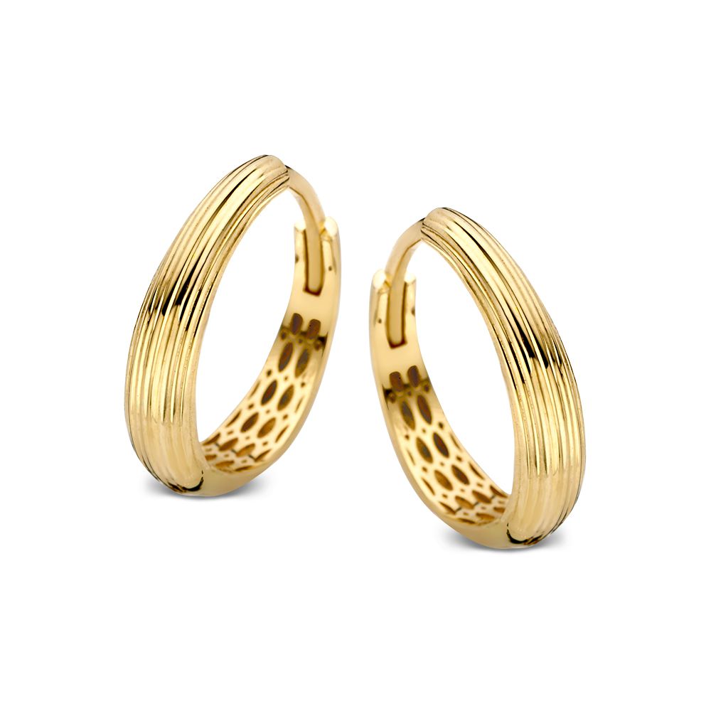 Geelgouden oorringen met speelse bewerking.
