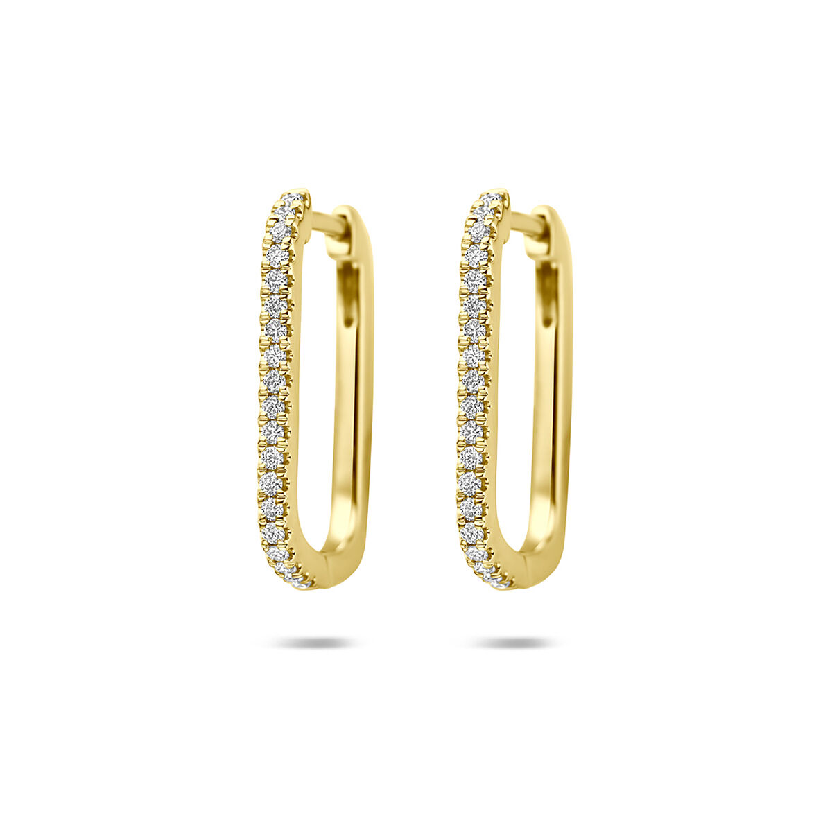 14krt geelgouden klapoorringen uitgevoerd met lab grown diamant. De klapoorringen hebben een afmeting van 18x11,5mm. Het totale diamantgewicht is 0.38ct. 

Lab grown diamanten zijn diamanten die ontstaan in een laboratorium. Onder extreem hoge druk en temperatuur wordt het natuurlijk ontstaansproces nagebootst met als eindresultaat een diamant met dezelfde chemische eigenschappen maar met een andere oorsprong.