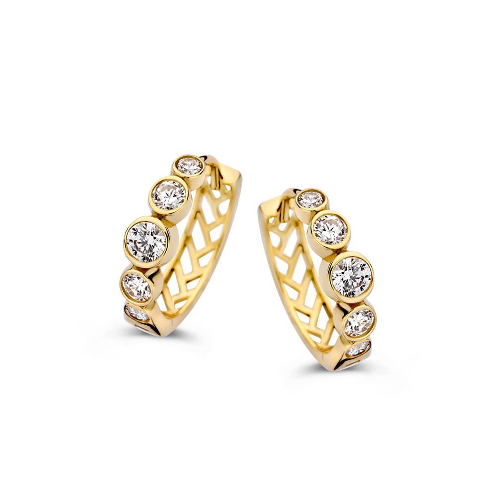 Ontdek de Excellent gouden oorringen met zirkonia, modelnummer OE127492. Deze creolen zijn gemaakt van goud en hebben een glanzende afwerking. Met een breedte van 3,8 mm en een gewicht van 2 gram zijn ze verfijnd en stijlvol. De witte zirkonia-steen voegt een sprankelende toets toe. Ideaal om elke dag te dragen als een elegant statement.