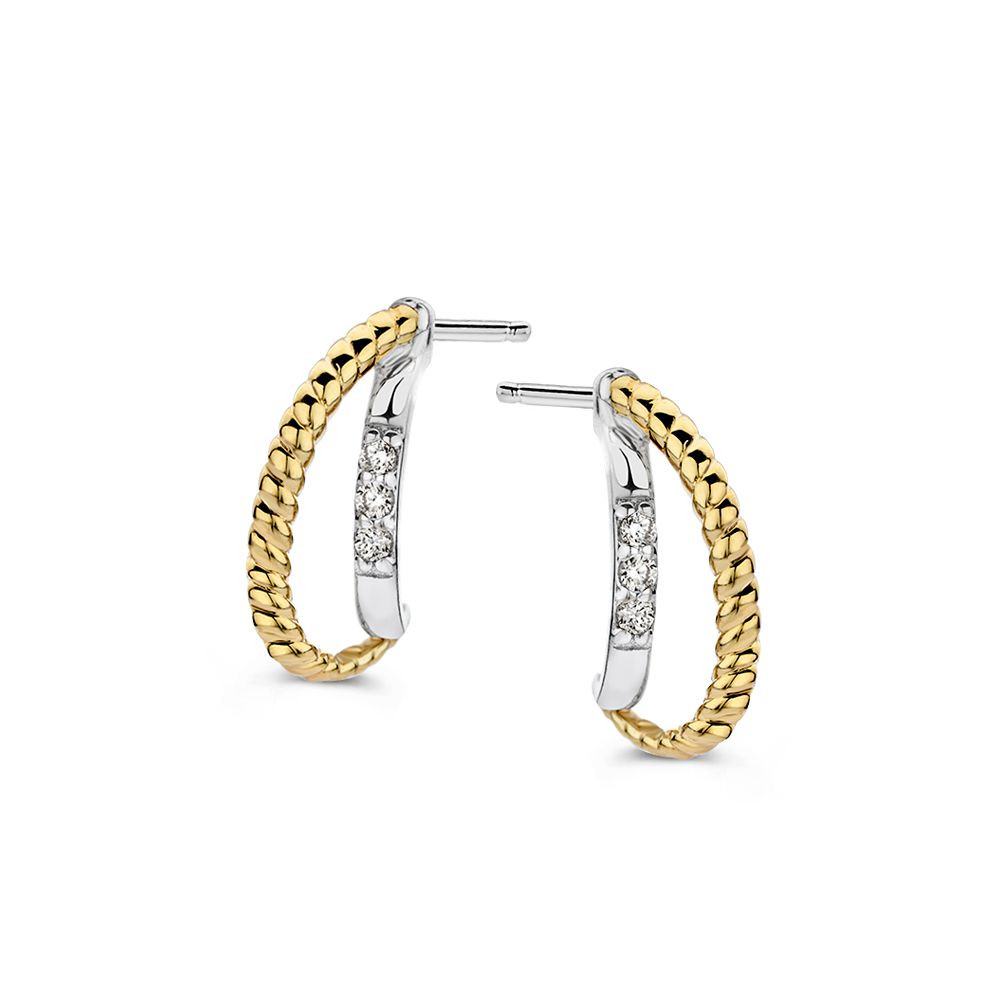 Zilver met goud (geen oplaag) oorstekers. De gouden baan heeft een gedraaide bewerking en in de zilveren baan zijn drie zirkonia's verwerkt.
