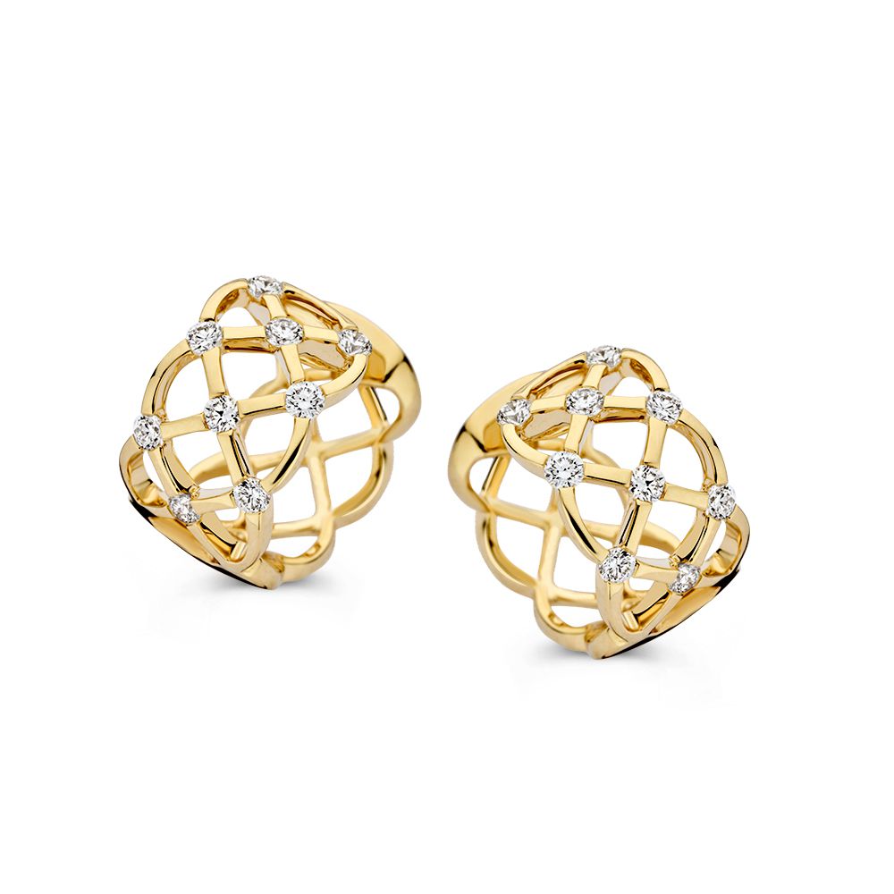 Prachtige geelgouden oorringen met diamant, het bijzondere, geweven patroon maken van deze oorringen echte eyecatchers in het oor!
