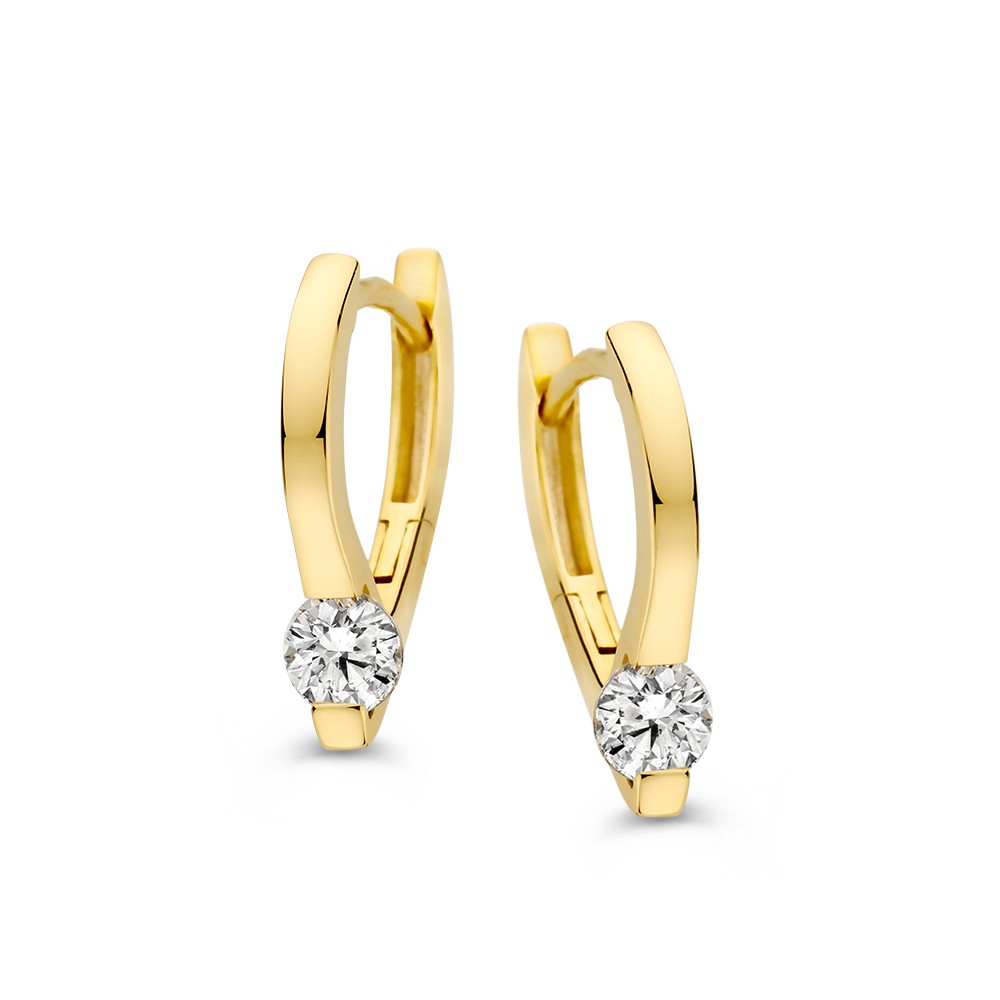 Stijlvolle, geelgouden oorringen in navette vorm. De oorbellen zijn voorzien van fonkelende zirkonia's.
