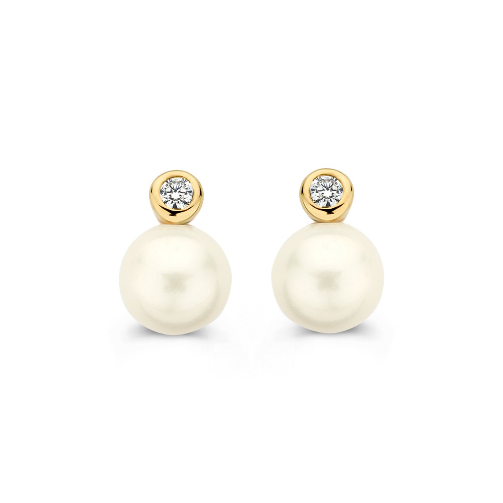 Deze prachtige oorstekers, modelnummer OB137827, zijn gemaakt van geelgoud en verfraaid met parels en zirkonia. Ze hebben een  breedte van 6,5 mm. Deze goudkleurige juweeltjes stralen glans en elegantie uit. Perfect voor dagelijkse elegantie of speciale gelegenheden. Draag ze om je outfit een verfijnde touch te geven.