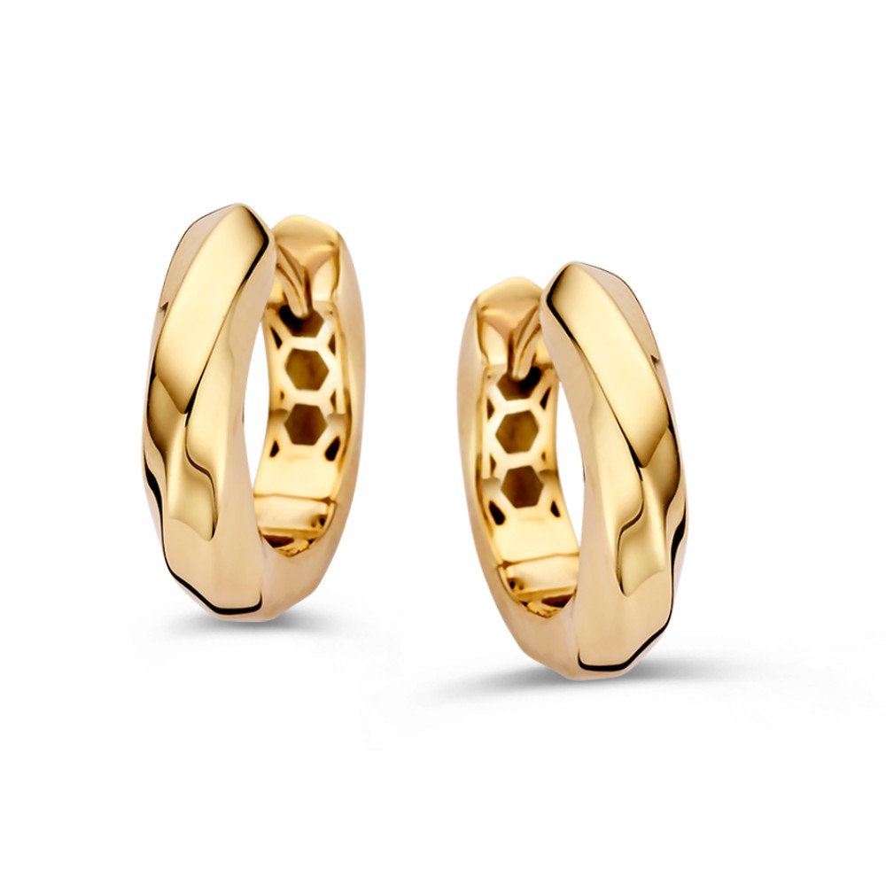 De Excellent gouden oorringen (model OM108006) zijn prachtige creolen gemaakt van 14-karaats goud. Hun glanzende afwerking en gouden kleur maken ze een stijlvolle keuze voor elke gelegenheid. Met een breedte van 4 mm en een gewicht van 3 gram passen ze perfect bij zowel casual als formele outfits. Draag ze als een elegante aanvulling op je dagelijkse look.