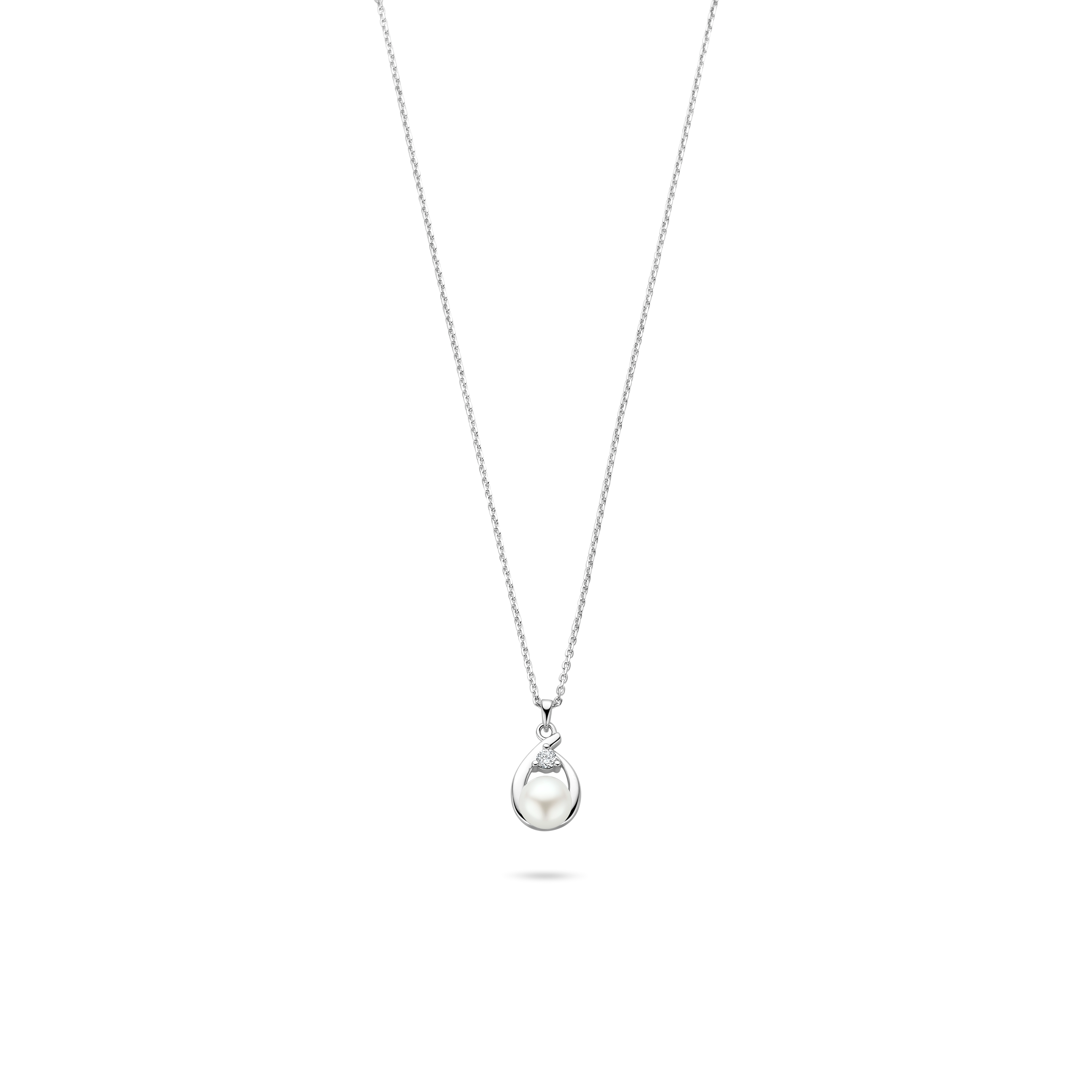 De Rosa di Luca zilver hanger, modelnummer 624031, combineert schitterende zirkonia met een elegante parel. Dit collier straalt verfijning uit en is ideaal voor formele gelegenheden of een stijlvolle avond uit. Draag het met een eenvoudige zwarte jurk om de sprankeling van de sieraden te benadrukken. Een tijdloze aanvulling voor elke sieradencollectie.