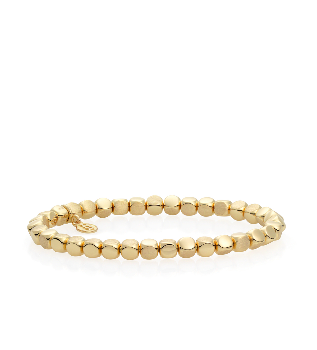 De Reflex armband met referentienummer 7AG3999GMP is een flexibele, sluitingsloze armband vervaardigd uit 18-karaats geelgoud. Het ontwerp bestaat uit afgeronde kubusjes die afwisselend een matte en een gladde afwerking hebben, wat zorgt voor een subtiele en moderne uitstraling. Deze armband voegt een vleugje ongedwongen luxe toe aan zowel casual als formele outfits.