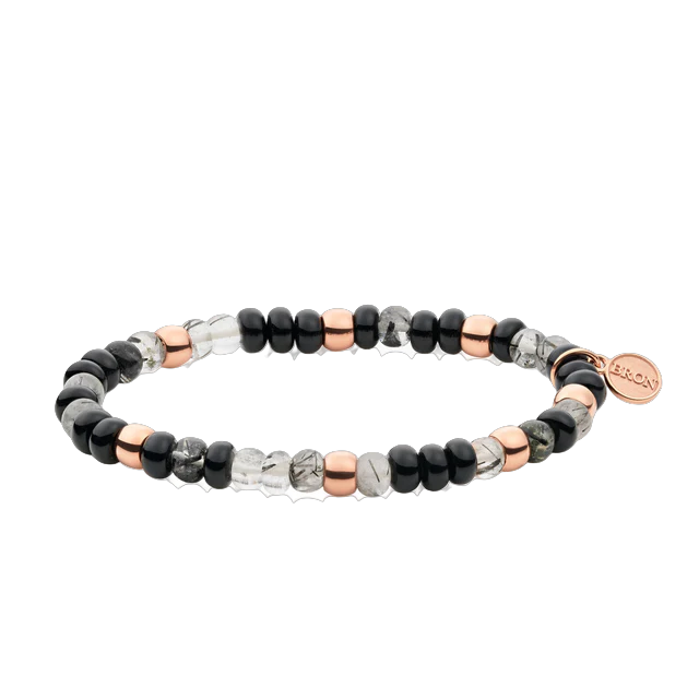 De Bron Reflex armband, met modelnummer MIX83, is vervaardigd uit verfijnde onyx stenen die kracht en elegantie uitstralen. De diepe, glanzende tint van de onyx vormt een prachtig contrast met het verfijnde ontwerp van de armband, waardoor een tijdloos en stijlvol geheel ontstaat. Een veelzijdig sieraad dat zowel solo als in combinatie met andere Bron armbanden perfect tot zijn recht komt.
