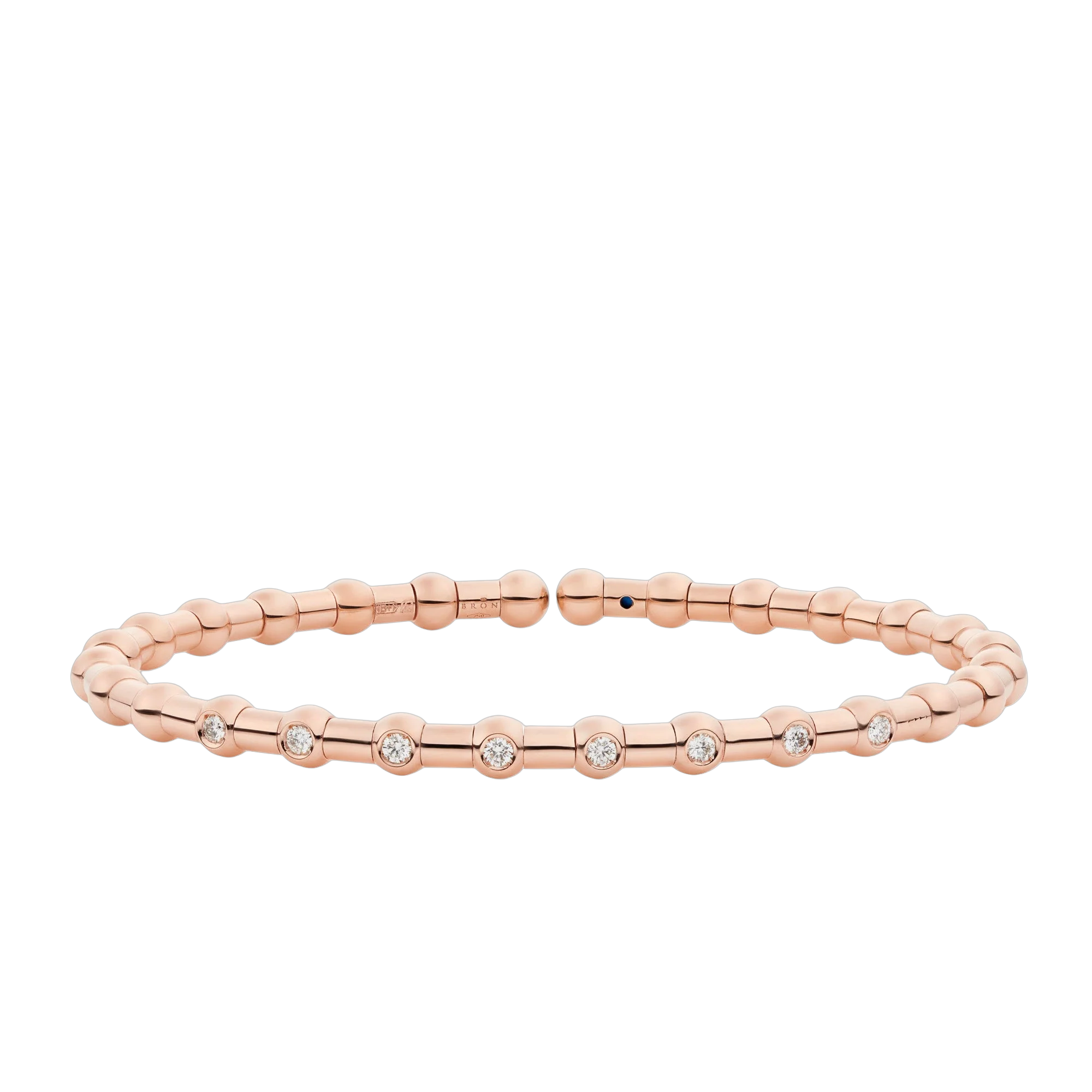 Elegante Reflex-armband van Bron, uitgevoerd in 18 karaat roségoud en voorzien van 8 sprankelende diamanten. De flexibele armring heeft geen sluiting, wat zorgt voor hetzelfde uitzonderlijke draagcomfort als uitstraling. Een tijdloze, onweerstaanbare toevoeging aan elke collectie. Referentie: 7AR4030BR.