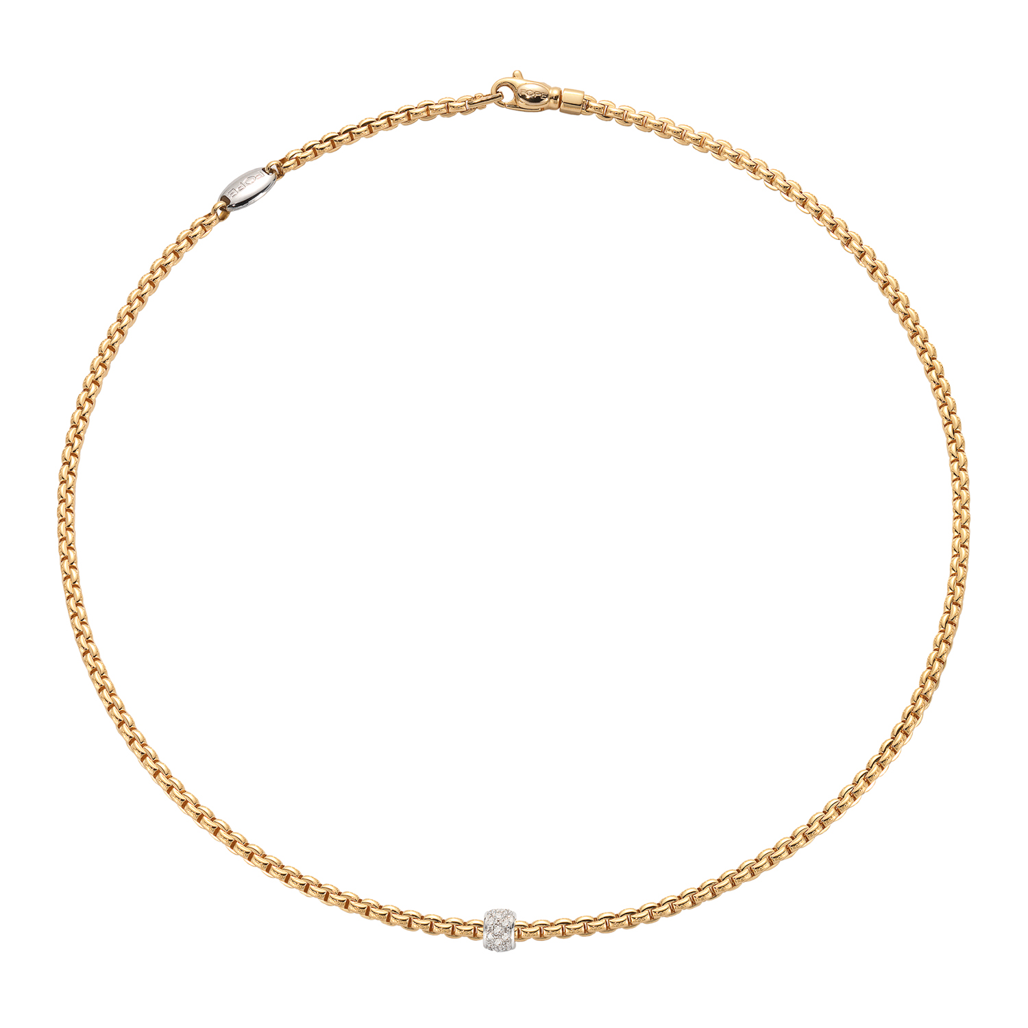 De Fope Eka Flex-it collier in geelgoud met diamant pavé heeft modelnummer 73001CX_PB_G_XBX_045. Dit exclusieve sieraad bestaat uit 18-karaats geelgoud, met een totale diamantgewicht van 0,19 karaat. Draag deze ketting als een statement stuk boven een effen blouse of jurk om de schittering optimaal tot zijn recht te laten komen.