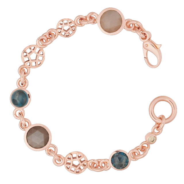 De Bron Armband 8AR4034MIX3 is een onconventioneel ontwerp waarin ajour­elementen worden afgewisseld met schitterende edelstenen. De combinatie van London blue topaas, bruine saffier en champagne diamant geeft het sieraad een rijke, tijdloze uitstraling die prachtig samensmelt met het 18 karaat roségoud. Een speels en toch verfijnd ontwerp dat nooit verveelt.

Let op: de combinatie van stenen kan afwijken van de getoonde afbeelding.