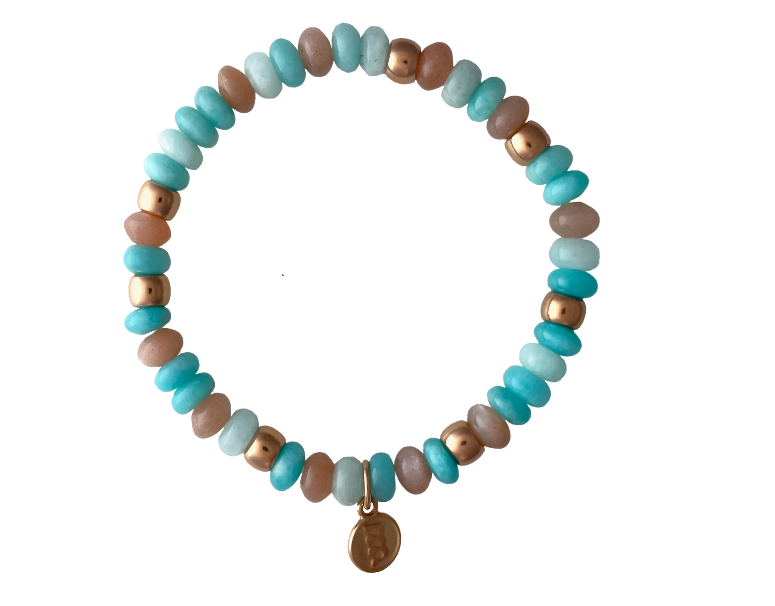 ChatGPT zei:

De Bron Reflex Armband 8AR3985MIX66 is een speels en verfijnd ontwerp waarin blauw opaal, amazoniet en maansteen samen een frisse, natuurlijke kleurencombinatie vormen. De zachte schakering van blauw- en zandtinten sluit prachtig aan bij de warme gloed van het 18 karaat roségoud. Een vrolijke, moderne armband die moeiteloos elke look een heldere, elegante touch geeft.