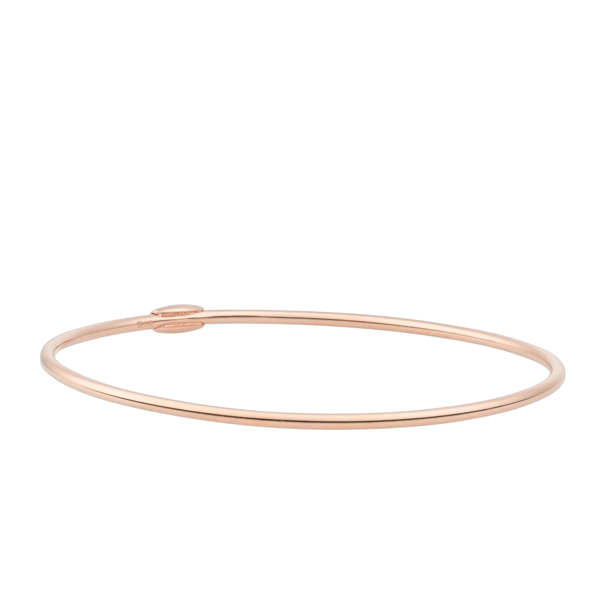 De Bron Armband 8AR4014 is een massieve, gladde armring die elegant over de hand wordt geschoven. Het tijdloze, ronde ontwerp benadrukt de kracht van eenvoud en laat het rijke karakter van 18 karaat roségoud volledig spreken. Een puur en stijlvol sieraad dat moeiteloos met elke look samengaat.