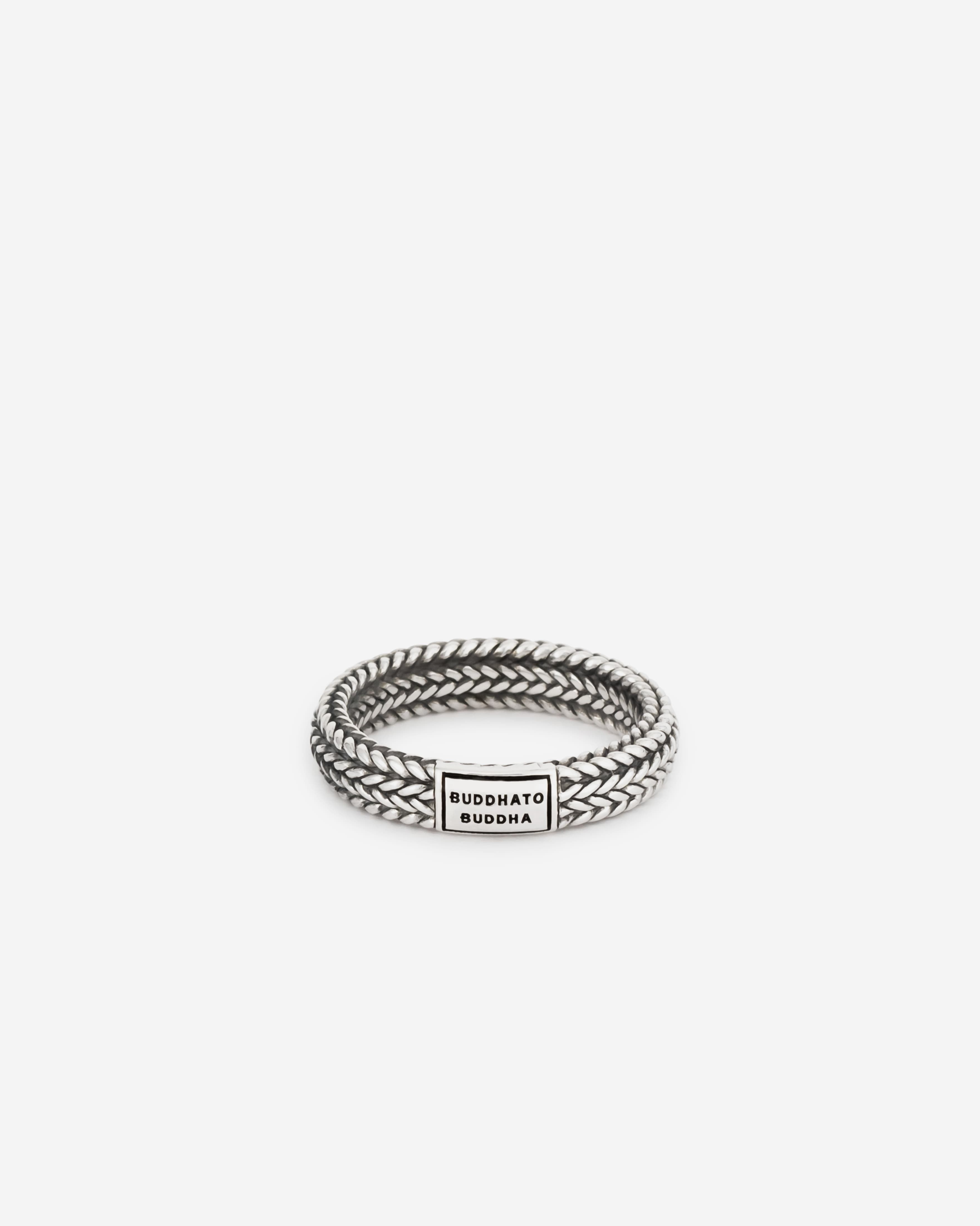De Ellen collectie is een van de subtielere en verfijnde schakels in onze collectie. De Ellen Small ring is een prachtige ring die de iconische Ellen vlechttechniek laat zien. Met de hand gemaakt van premium gerecycled zilver. Het is een elegante ring die je goed kunt combineren met andere Buddha to Buddha sieraden. De Ellen Small ring is een kleinere en verfijndere versie van de populaire Ellen-ring. Wij vinden dat je alles in het leven moet vieren; vind jij dat ook?