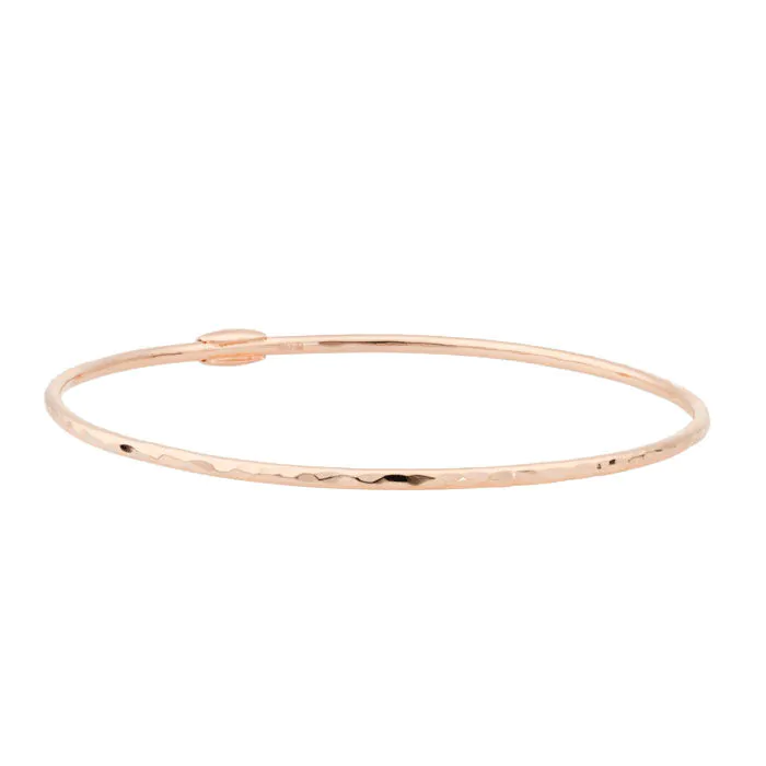 De Bron Armband 7AR4014H is een massieve, ronde armring die over de hand wordt geschoven, maar onderscheidt zich door de karakteristieke hamerslag-afwerking. Deze subtiele textuur vangt het licht op een speelse, organische manier en geeft het 18 karaat roségoud een levendige, ambachtelijke uitstraling. Een krachtig en tijdloos ontwerp waarin verfijning en vakmanschap samenkomen.