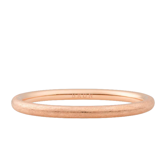 De Bron Armband 7AR3993M is een klassieke, gladde armring uitgevoerd in 18 karaat roségoud. De ronde buisvorm krijgt extra karakter door de subtiele mattering, waardoor het ontwerp tegelijk tijdloos en modern aanvoelt. Dankzij het scharnier en solide slot sluit de armband soepel om de pols en blijft hij comfortabel dragen, een verfijnde essential binnen elke sieradencollectie.