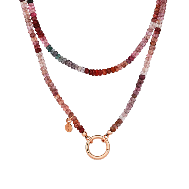 Het Bron collier 8CR4439SP3.5/70 is vervaardigd uit fijn geslepen spinellen in de kenmerkende off-kleuren waar deze edelsteen zo om geliefd is. De subtiele schakering van tinten geeft het collier een natuurlijke, moderne elegantie. Met een lengte van 70 cm en een verfijnde ringsluiting valt het soepel en stijlvol langs de hals. Een bijzondere creatie in beperkte oplage, ideaal om solo te dragen of te combineren met andere Bron-items.