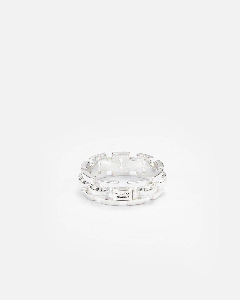 We gaan terug naar het begin met deze Batul Mini ring! De iconische Batul is de allereerste schakel van Buddha to Buddha, en heeft daarom een bijzondere plek in onze collectie. Tijdens een inspirerende meditatiereis in Zuidoost-Azi&euml; ontwierp onze oprichter, Batul Loomans, in 1997 de unieke Batul-schakel. De allereerste Batul-schakel is opnieuw uitgevonden en verfijnder gemaakt in deze ring. De ring is met de handgemaakt van premium gerecycled zilver en tijdloos.