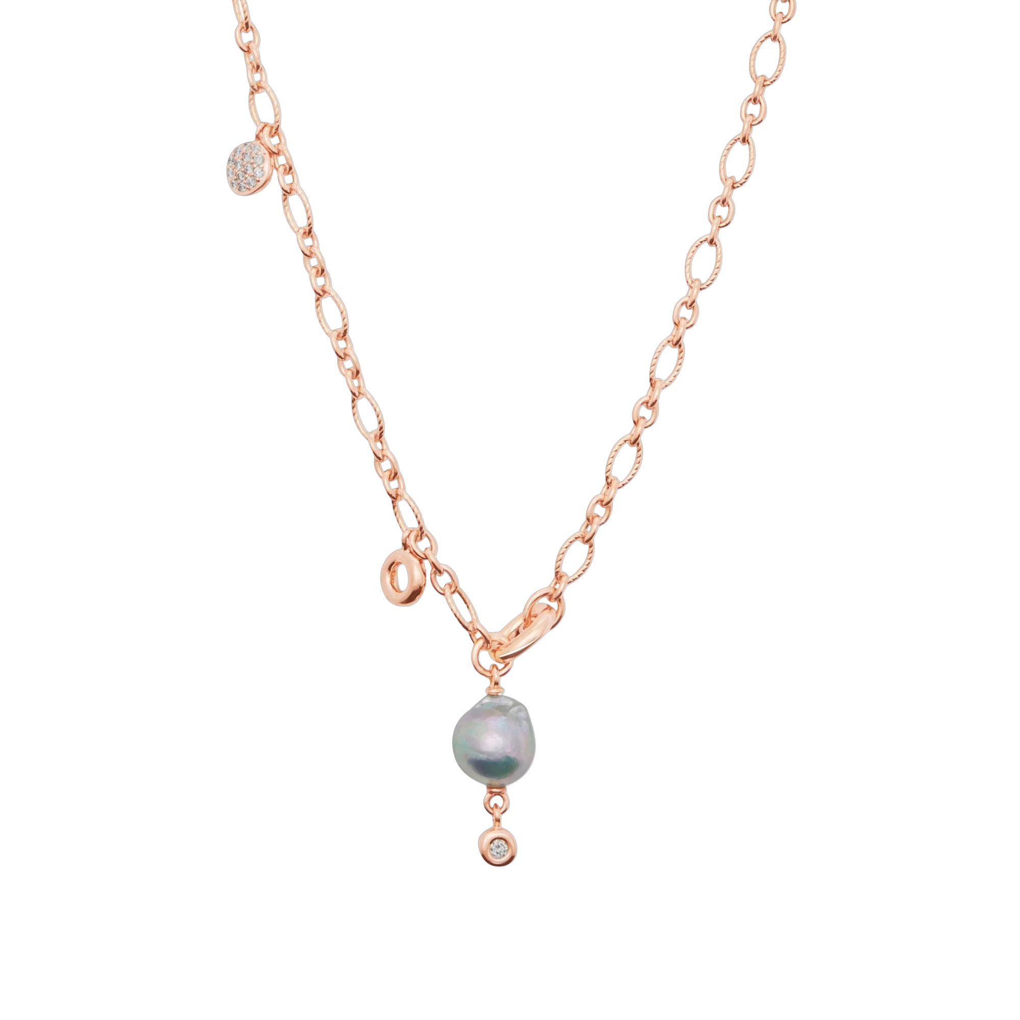 Het Bron collier 8CR444490AKB9BR is een veelzijdig en onconventioneel ontwerp waarin vakmanschap en verfijning naadloos samenkomen. De speels bewegende diamanten bungeltjes zorgen voor een rijke schittering bij elke beweging, terwijl de barokke Akoya-parel een zachte, organische elegantie toevoegt.

Met een lengte van 90 cm kan het collier zowel lang als dubbel gedragen worden, waardoor het moeiteloos meebeweegt tussen alledaagse luxe en bijzondere gelegenheden. Een expressief, stijlvol statementstuk voor wie houdt van moderne elegantie met karakter.