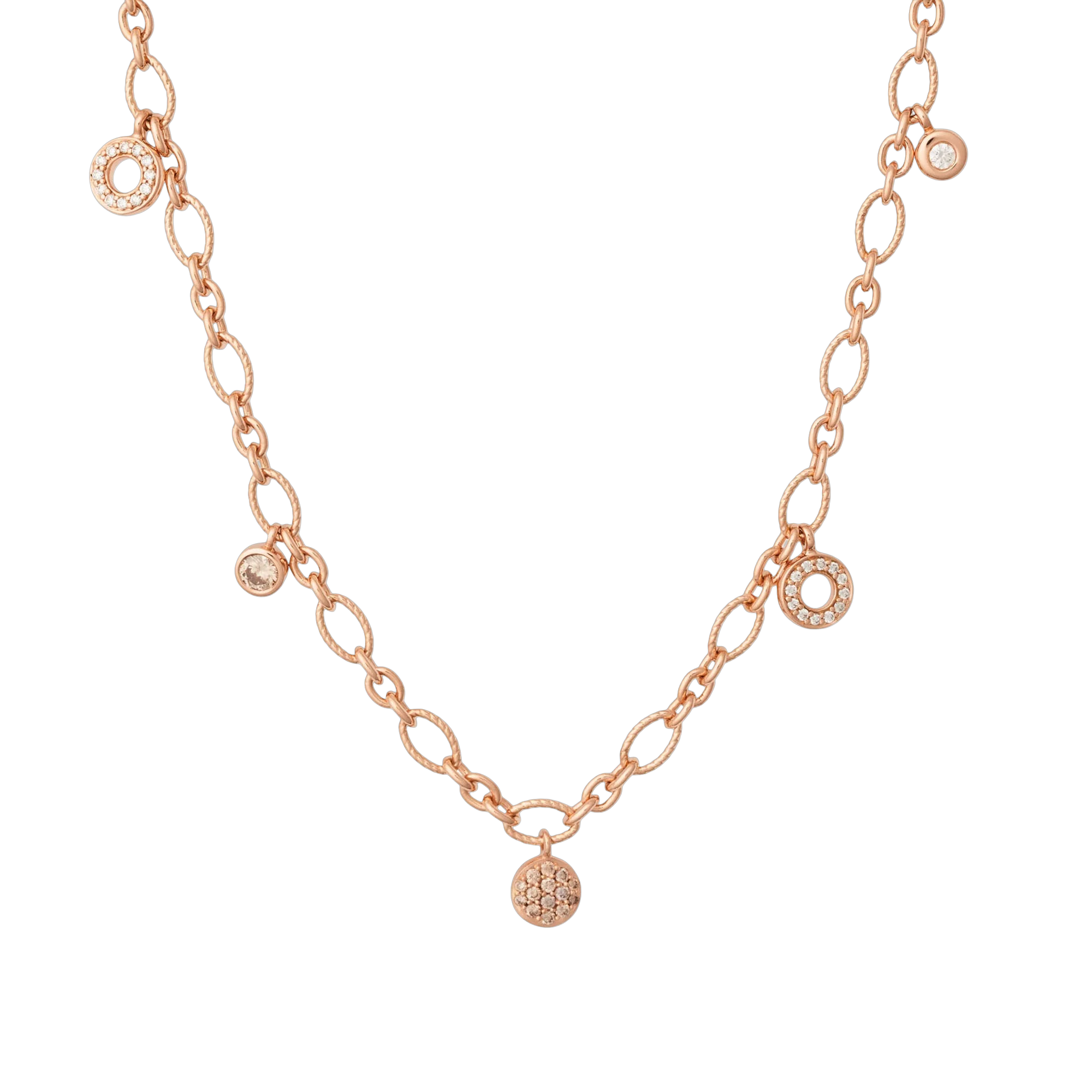 Het Bron collier 8CR443650BRX heeft een speels en verfijnd karakter dankzij de bewerkte schakels waaraan kleine diamant hangertjes nonchalant zijn “gestrooid”. De mix van verschillende diamant­slijpsels (totaal 0.42 ct) geeft het ontwerp een levendige schittering, terwijl de organische vormgeving een subtiele boho-touch toevoegt. Een modern, lichtvoetig collier dat moeiteloos elke look verrijkt.