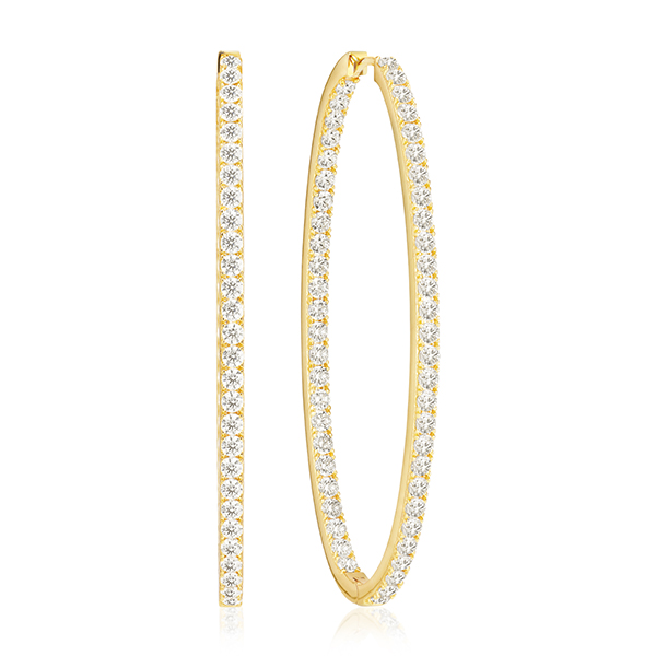 Met de Sif Jakobs Ellise Grande SJ-E2314-CZ-YG oorringen voegt u een trendy accent toe aan uw sieradencollectie.

Deze sprankelende oorringen zijn gemaakt van zilver met een goudkleurige plating en zijn voorzien van transparante zirkonia-steentjes wat ze een verfijnde en moderne uitstraling geeft.

De ronde vorm met een diameter van 60 mm en een breedte van 2.5 mm maken deze oorsieraden veelzijdig en draagbaar voor allerlei gelegenheden. De hebben oorringen een glanzende afwerking rondom de facetgeslepen stenen.

Elk paar is ontworpen met aandacht voor detail wat terug te zien is in de verfijnde uitstraling. Deze luxueuze oorringen zijn perfect voor zowel alledaags gebruik als speciale momenten.
De oorsieraden uit de trendy Sif Jakobs collectie komen met een garantieperiode van 2 jaar op fabricagefouten, je kunt er dus lang van genieten.