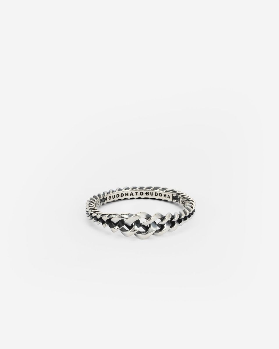 Maak een statement met onze nieuwe Chain Gradient Set. De Chain Gradient Ring is de perfecte eyecatcher om te dragen wanneer je het leven viert. De Chain is een van onze meest populaire ontwerpen en dat is niet voor niets. Waar je ook gaat, je zult STRALEN terwijl je dit iconische statement sieraad draagt. Ontworpen in Amsterdam en ethisch verkregen uit 100% gerecycled zilver in Zuidoost-Azi&euml;. Ga je het leven vieren door jezelf of iemand anders te verwennen?
