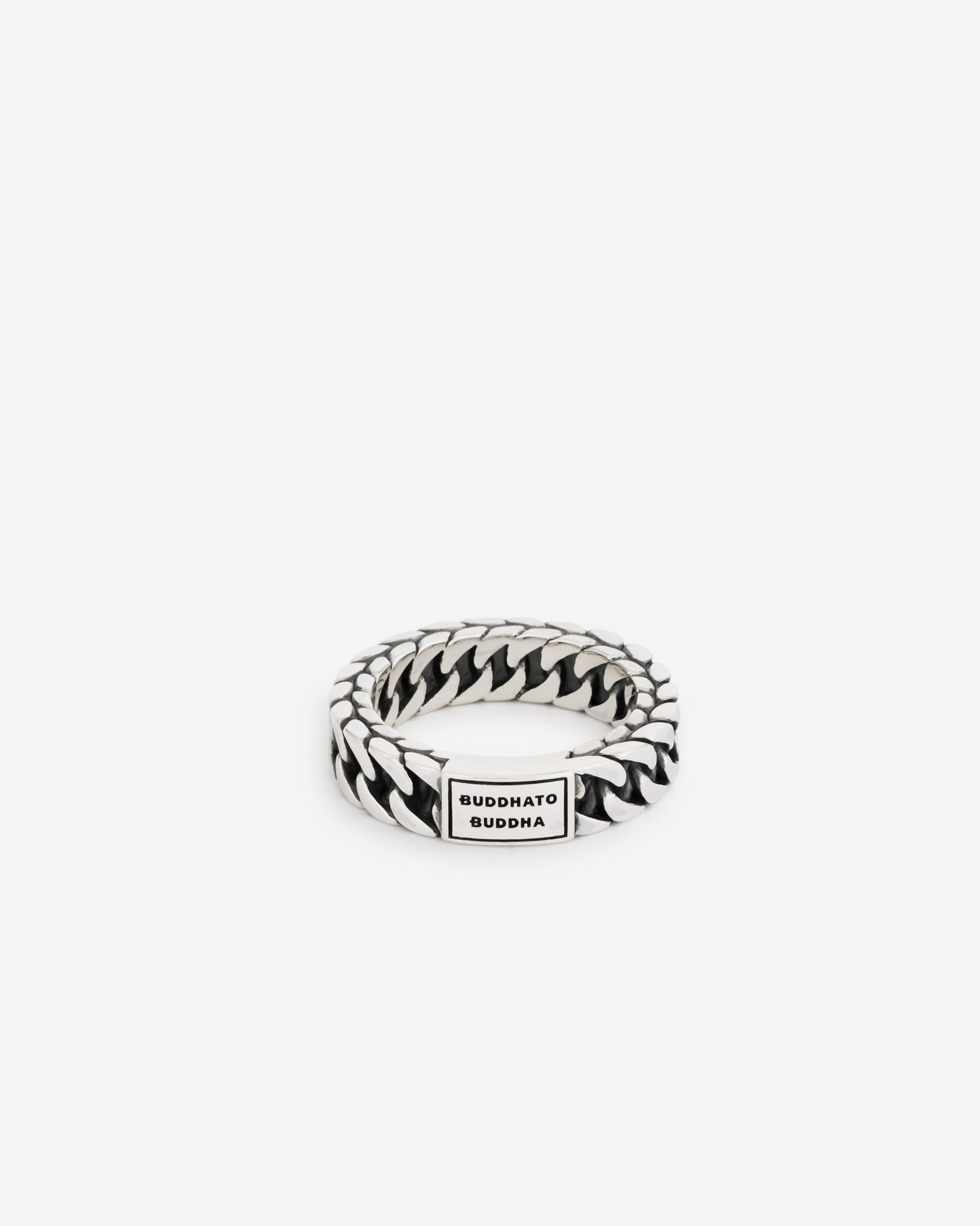 De Esther Small Ring, gemaakt met ons iconische Esther design, is een toonbeeld van vakmanschap en stijl. Met haar kenmerkende geoxideerde schakels krijgt de ring een diepe, donkere nuance aan de binnenkant, wat een prachtig contrast biedt met het glanzende sterling zilver. De robuuste, gevlochten schakel, typerend voor de Esther-collectie, voegt een krachtig element toe, terwijl de smalle ring zijn verfijnde look behoudt. Ontworpen in Amsterdam en met toewijding handgemaakt in Zuidoost-Azi&euml;, is deze