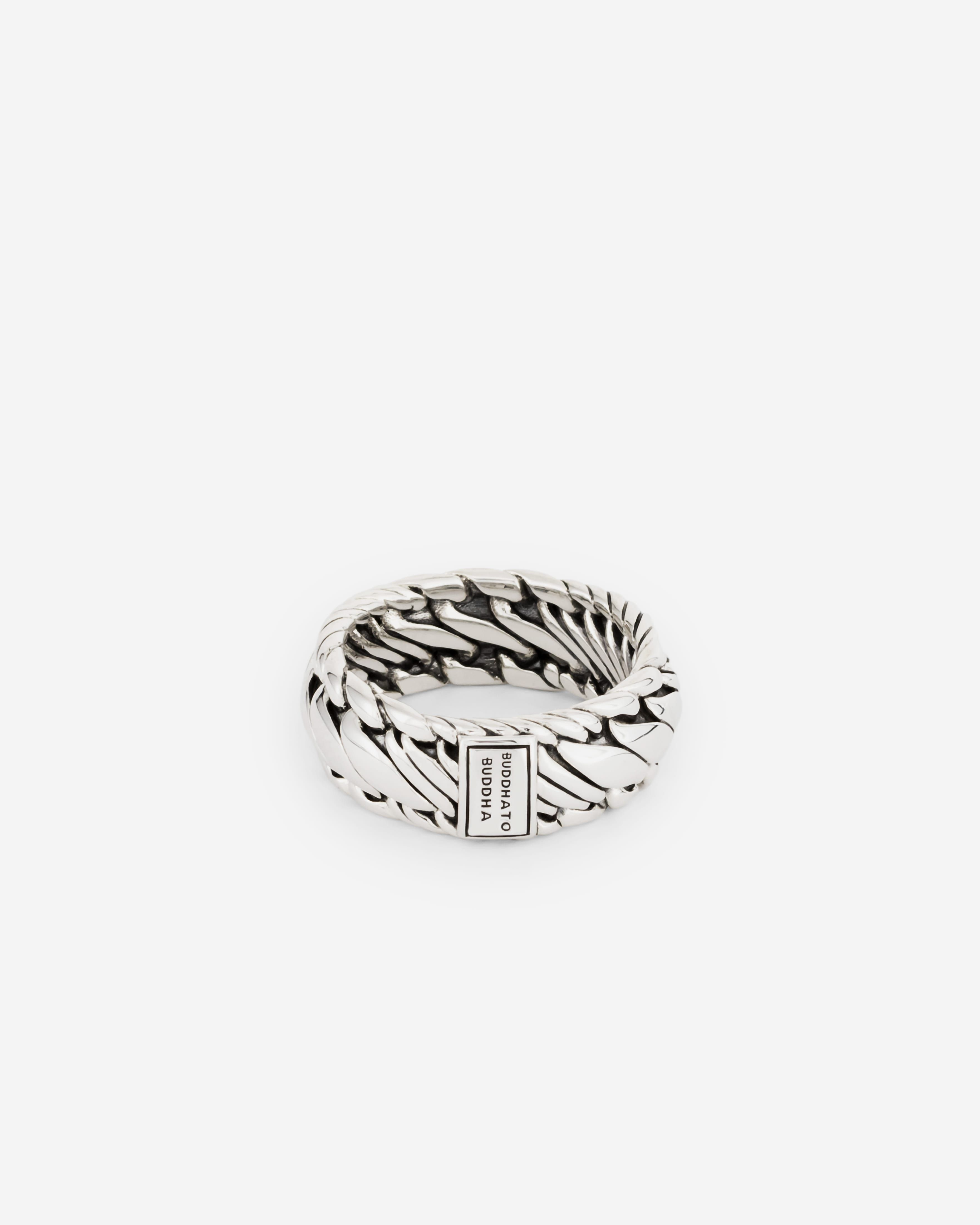 Deze Ben/Edwin collectie laat puur vakmanschap zien en heeft twee designs in &eacute;&eacute;n iconische schakelcombinatie. Kun je niet kiezen tussen de Ben of Edwin armband? Dan is deze serie de perfecte oplossing! De Edwin schakel is gefuseerd met een Ben schakel. Niet alleen heel bijzonder om te zien, maar ook technisch een hele uitdaging voor de zilversmeden om te maken. Het resultaat: een vernieuwende, krachtige armband die een waar kunstwerk is. De armband is ook verkrijgbaar in een grotere versie dan de Edwin/Ben XS armband. De Ben/Edwin collectie bevat ook een prachtige armband die deze twee iconische weeftechnieken combineert. Ben jij klaar voor een nieuw hoofdstuk met deze ring?