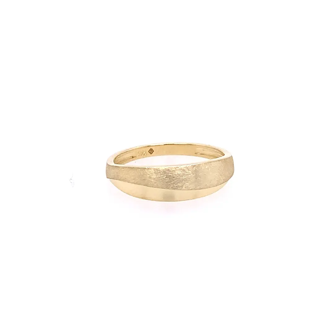 Gouden fantasie ring met matte en glanzende delen in maat 57.