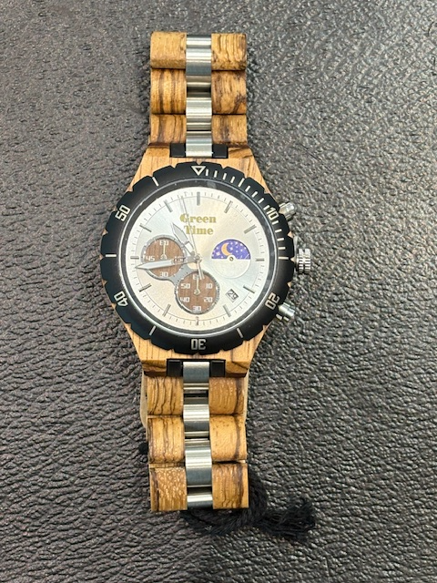 De Green Time Horloge is een stijlvol horloge. Als polshorloge voegt het een vleugje elegantie toe aan elke outfit. Het is ontworpen voor dagelijks gebruik en past perfect om uw pols. Dit horloge is ideaal voor zowel formele als informele gelegenheden, waardoor u altijd op tijd en modieus bent.