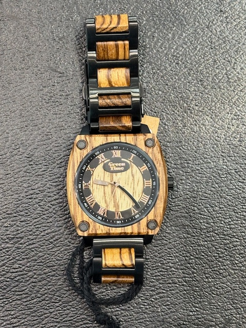 De Green Time Horloge is een stijlvol horloge. Als polshorloge voegt het een vleugje elegantie toe aan elke outfit. Het is ontworpen voor dagelijks gebruik en past perfect om uw pols. Dit horloge is ideaal voor zowel formele als informele gelegenheden, waardoor u altijd op tijd en modieus bent.