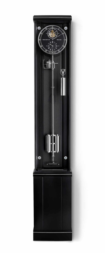 ERWIN SATTLER ILLUMINA SECUNDA
Exclusieve staande klok van Erwin Sattler model Illumina Secunda. Een moderne en innovatieve herinterpretatie van de traditionele staande klok in een moderne behuizing. Met zijn gebogen oppervlakken en gepolijste inlegwerk wordt het precisie-uurwerk met secondeslinger niet alleen beschermd, maar schittert het ook door de ingebouwde ledverlichting.  Niet alleen in de binnenkant van de kast, maar dat er ook indirecte verlichting aan de achterzijde van de kast.
Het precisie slinger uurwerk met is voorzien van een nieuw ontworpen, driedelige wijzerplaat met verzonken en zichtbare ankergang. De klok is leverbaar met twee verschillende wijzerplaten. In de bodem van de kast is een verborgen bergruimte gerealiseerd.