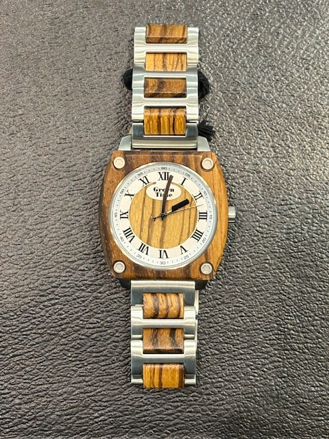 De Green Time Horloge is een stijlvol horloge. Als polshorloge voegt het een vleugje elegantie toe aan elke outfit. Het is ontworpen voor dagelijks gebruik en past perfect om uw pols. Dit horloge is ideaal voor zowel formele als informele gelegenheden, waardoor u altijd op tijd en modieus bent.