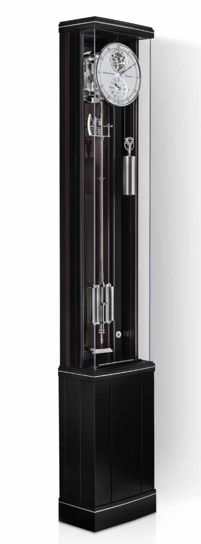 ERWIN SATTLER ILLUMINA SECUNDA
Exclusieve staande klok van Erwin Sattler model Illumina Secunda. Een moderne en innovatieve herinterpretatie van de traditionele staande klok in een moderne behuizing. Met zijn gebogen oppervlakken en gepolijste inlegwerk wordt het precisie-uurwerk met secondeslinger niet alleen beschermd, maar schittert het ook door de ingebouwde ledverlichting.  Niet alleen in de binnenkant van de kast, maar dat er ook indirecte verlichting aan de achterzijde van de kast.
Het precisie slinger uurwerk met is voorzien van een nieuw ontworpen, driedelige wijzerplaat met verzonken en zichtbare ankergang. De klok is leverbaar met twee verschillende wijzerplaten. In de bodem van de kast is een verborgen bergruimte gerealiseerd.