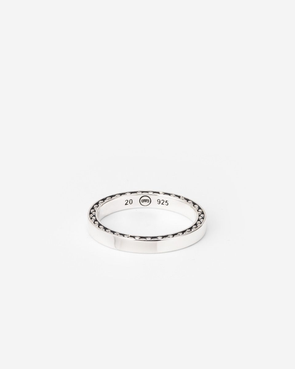 De George Mini Gladde Ring in gerecycled zilver kenmerkt zich door een subtiele George structuur aan de zijkant. Deze ring biedt de mogelijkheid tot graveren, zodat je jouw eigen persoonlijke verhaal kunt vertellen met dit sieraad. Met een smallere vorm dan de George Small Smooth Ring is deze ring ideaal te combineren met andere George sieraden uit de collectie. Geschikt voor iedereen en passend bij elke stijl. Ontworpen in Amsterdam en op duurzame wijze geproduceerd in Zuidoost-Azi&euml;. Welke mijlpaal vier jij met dit unieke sieraad?