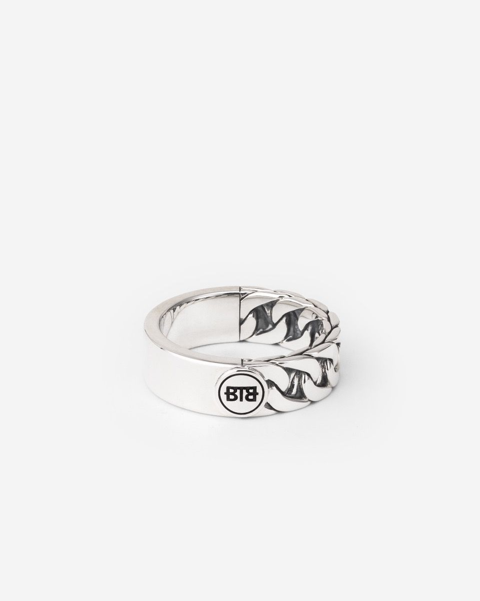 De Esther Dual Ring is vervaardigd uit gerecycled zilver. Dankzij de combinatie van een gladde zijde en het geweven Esther-patroon is deze ring graveerbaar. Laat jouw persoonlijke verhaal versmelten met deze veelzijdige ring. Deze ring is groter dan de Esther Mini en Small Dual Ring, en daardoor perfect te combineren met andere sieraden uit de Esther-collectie van Buddha to Buddha. Ontworpen in Amsterdam en op duurzame wijze geproduceerd in Zuidoost-Azi&euml;. Wij geloven dat je alles in het leven moeten vieren, vind jij dat ook?