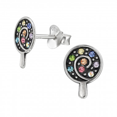 De zilveren oorstekers in de vorm van een lollie, modelnummer 49916, zijn verfijnde en stijlvolle oorbellen die behoren tot de categorie JUWEEL en type STUD_OORBELLEN. Perfect om dagelijks te dragen of voor een speciale gelegenheid. Combineer ze met andere zilveren sieraden voor een elegante look of draag ze op zichzelf voor een subtiele glamour.