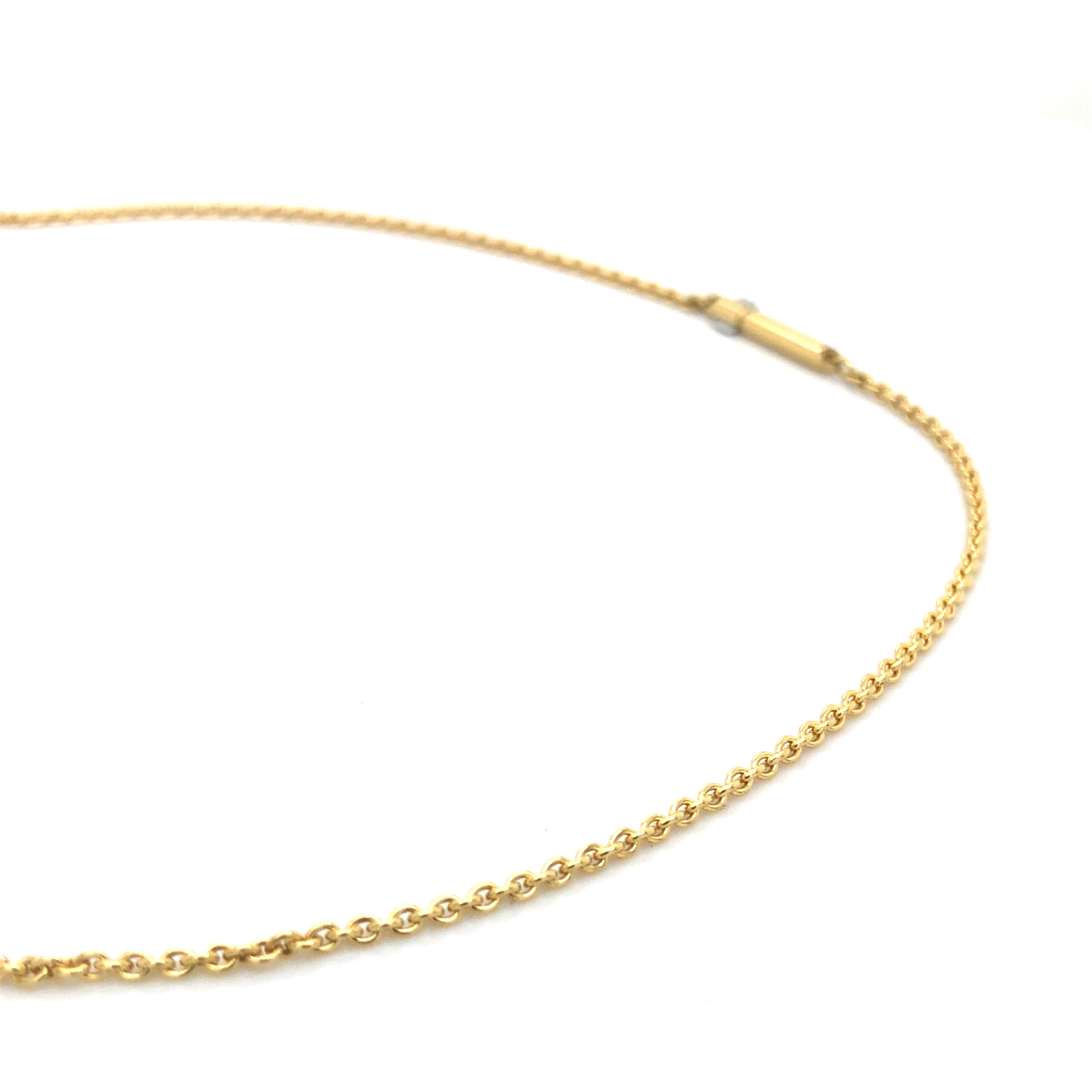 Die Ankerkette Gold 750 mit einer Länge von 48 cm ist ein elegantes Schmuckstück aus hochwertigem Gold. Als Halskette ergänzt sie jeden Look mit einem Hauch von Luxus. Ideal, um es mit formeller oder legerer Kleidung zu kombinieren. Perfekt für besondere Anlässe oder als tägliches Accessoire, das jedem Outfit Glanz verleiht.