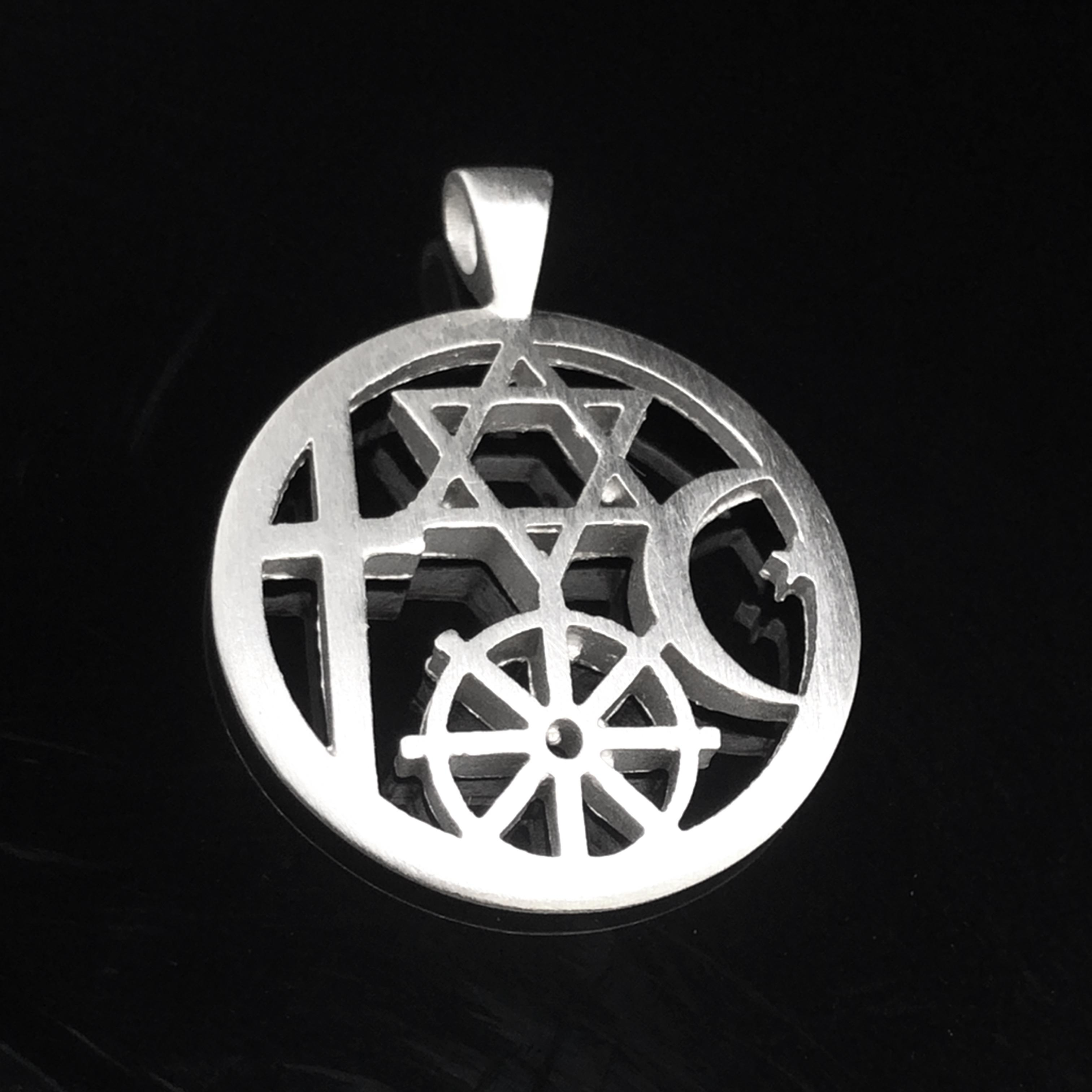 Dieser Anhänger in Silber 925 heißt UNITA, er ist ein Halsschmuck mit einer der sehr starken, zeitgenössischen und zugleich zeitlosen Botschaft. Er kann vielseitig mit unterschiedlichen Ketten getragen werden und verleiht jedem Outfit einen eleganten Touch. Perfekt für besondere Anlässe oder als tägliches Schmuckstück. Kombiniere ihn mit einer feinen Silberkette für einen harmonischen Look. Durchmesser 22mm