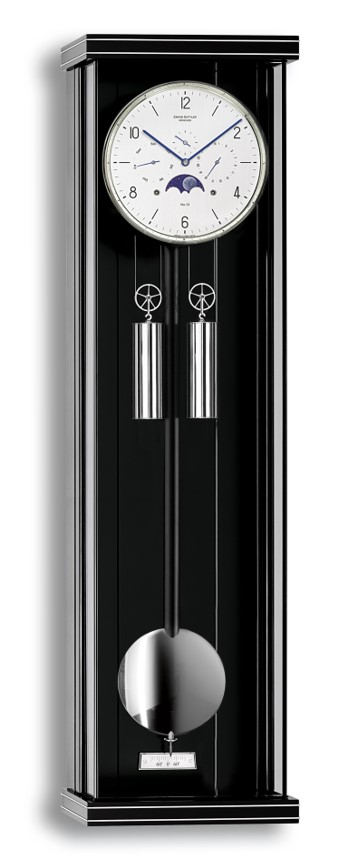 Erwin Sattler OPUS KS 100 M. Leverbaar in zwart gelakt met metaal inleg of zwart gelakt met een Macasar achterwand. Uurwerk Kaliber 1575. Loopduur 30 dagen. Metalen wijzerplaat met handbeschilderde maanstand en dag- en datum aanduiding. Uurwerk met 15 robijn lagers en 8 precisie kogellagers. Gongslag op halve en hele uren. Hand bewerkte geblauwd stalen wijzers. Slingerlens en lunette massief vernikkelt. 
U vormig mineraal glas met ontspiegeling.