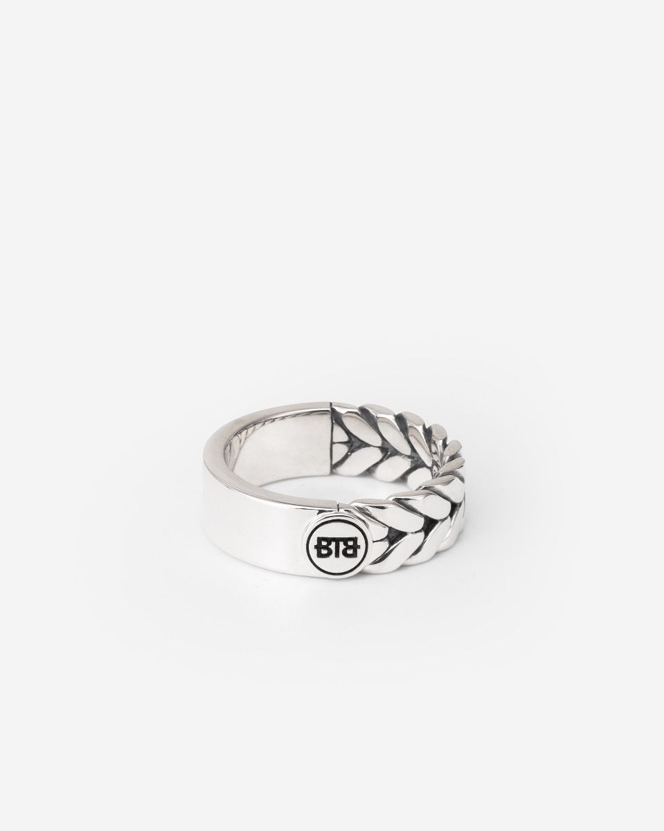De Barbara Dual Ring is vervaardigd uit gerecycled sterling zilver en kenmerkt zich door een gladde zijde en een geweven, iconische Barbara textuur. Deze ring is perfect om jouw unieke verhaal te cre&euml;ren, aangezien hij graveerbaar is. De Barbara Dual Ring is breder dan de Barbara Small Dual Ring. De diepte en elegantie van de Barbara weving maken deze ring tijdloos. Ontworpen in Amsterdam en duurzaam geproduceerd in Zuidoost-Azi&euml;. Wij geloven dat je alles in het leven moet vieren. Vind jij dat ook?
