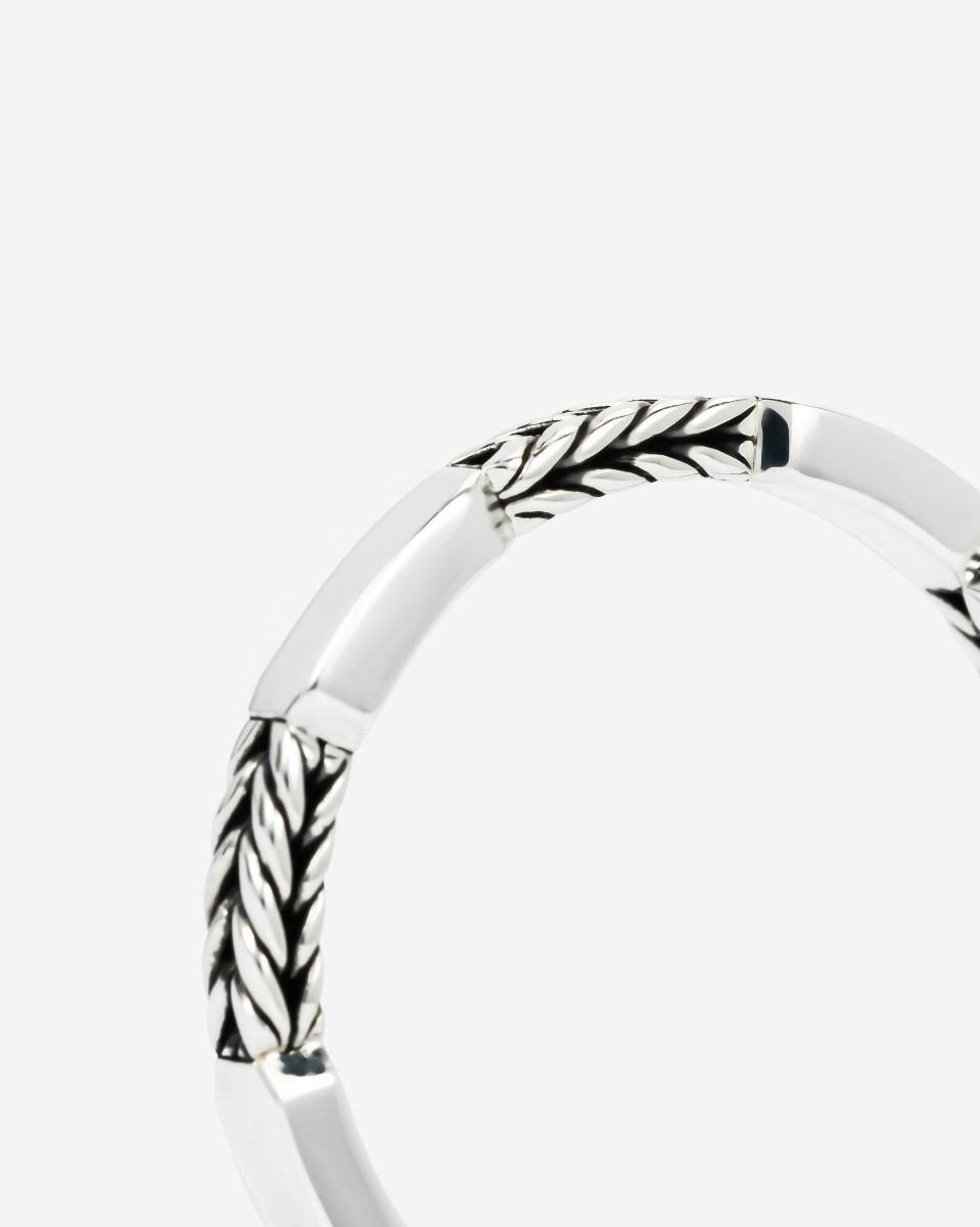 Ons stacking assortiment ontsluit oneindige mogelijkheden, door je in staat te stellen verschillende stukken op elkaar te stapelen om je eigen verhaal te verzamelen. Vier elke mijlpaal met een ander stuk. Met onze nieuwe stacking collectie nodigen we je uit om op een reis van zelfexpressie te gaan. De Barbara Stacking Ring Mix is ontworpen in Amsterdam en ethisch verkregen uit 100% gerecycled zilver in Zuidoost-Azi&euml;. Wij geloven dat je alle dingen in het leven moet vieren; geloof jij dat ook?