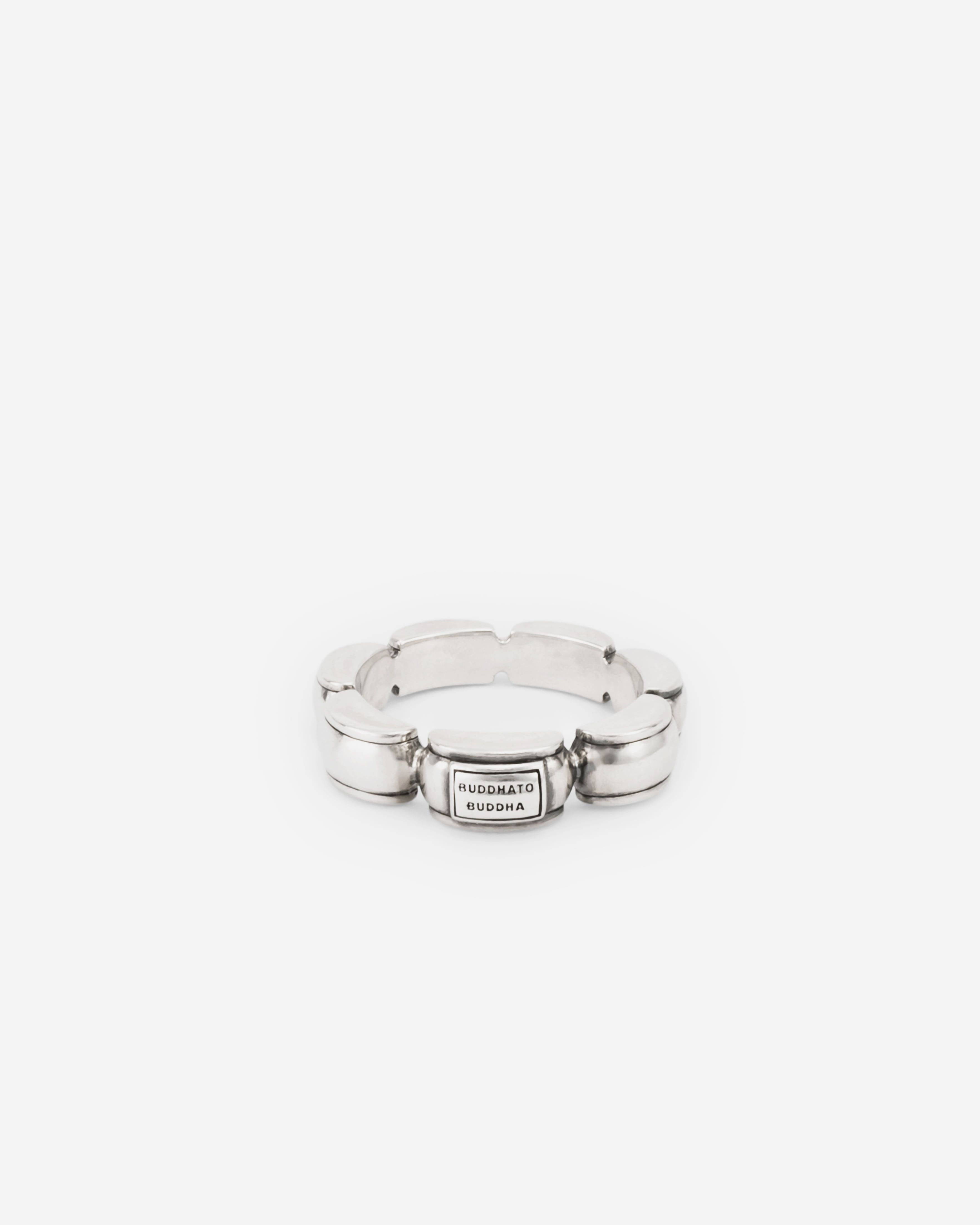 De iconische Batul schakel, met een vernieuwend design. Een tijdloze klassieker met onze kenmerkende licht aangebrachte zilveren oxidatie look. Deze Refined Batul collectie bestaat uit een ketting, armband, ring en oorbellen.