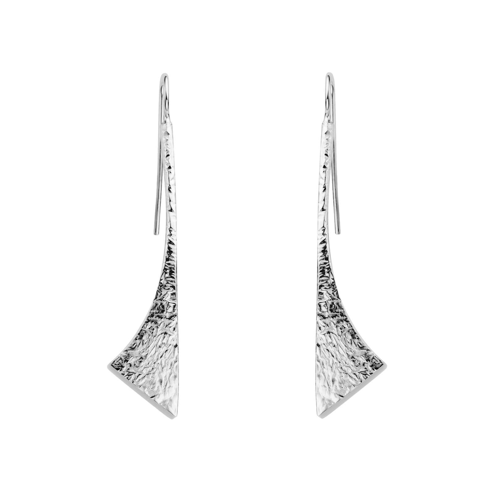 Nol Coopmans - Zilveren oorhangers. Deze design-sieraden worden met de hand op maat gesmeed in Nederland. 10mm breed, Foli afwerking - AG04809-4-F