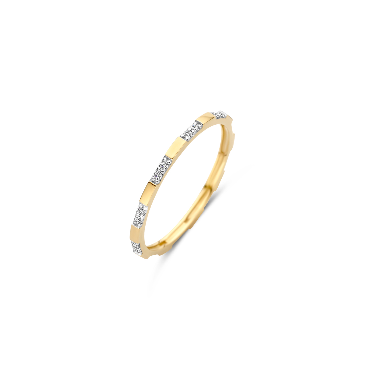 Deze elegante 14k geelgouden ring is afwisselend glad en bezet met zirkonia in pavé-zetting. De band heeft een doorsnede van 1,3 mm. Draag deze ring alleen of mix en match hem met andere (aanschuif)ringen uit onze collectie.
